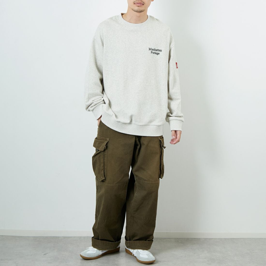 MANHATTAN PORTAGE [マンハッタンポーテージ] 別注 手書き風バック刺繍クルーネックスウェット [25FWMP-IN69-JF] OATMEAL &&モデル身長：168cm 着用サイズ：L&&