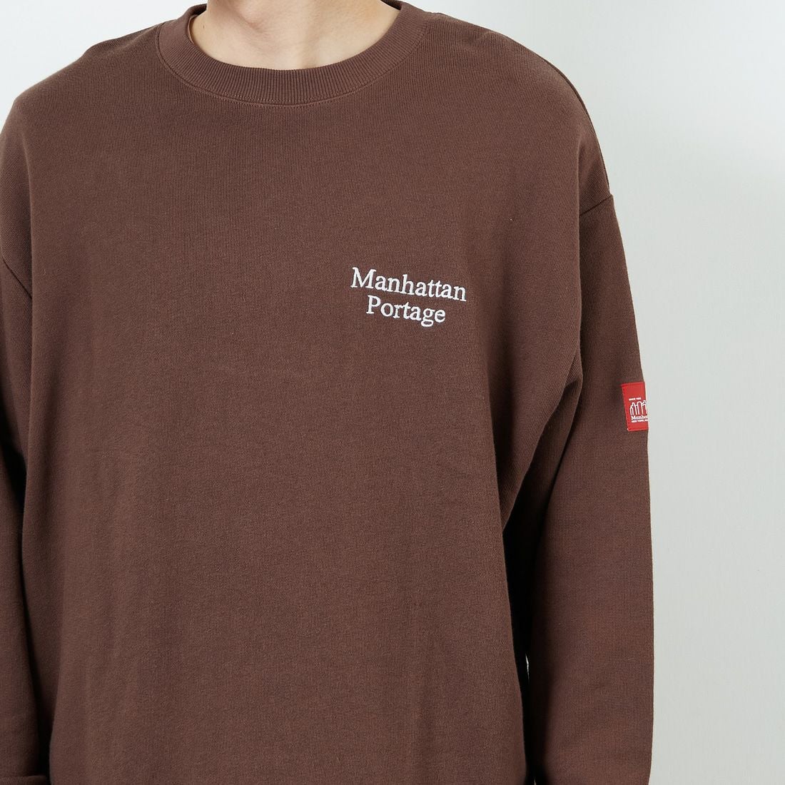 MANHATTAN PORTAGE [マンハッタンポーテージ] 別注 手書き風バック刺繍クルーネックスウェット [25FWMP-IN69-JF] D.BROWN &&モデル身長：168cm 着用サイズ：L&&