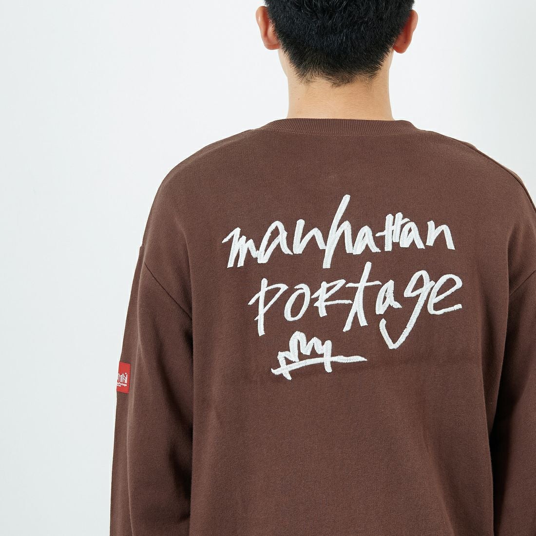 MANHATTAN PORTAGE [マンハッタンポーテージ] 別注 手書き風バック刺繍クルーネックスウェット [25FWMP-IN69-JF] D.BROWN &&モデル身長：168cm 着用サイズ：L&&