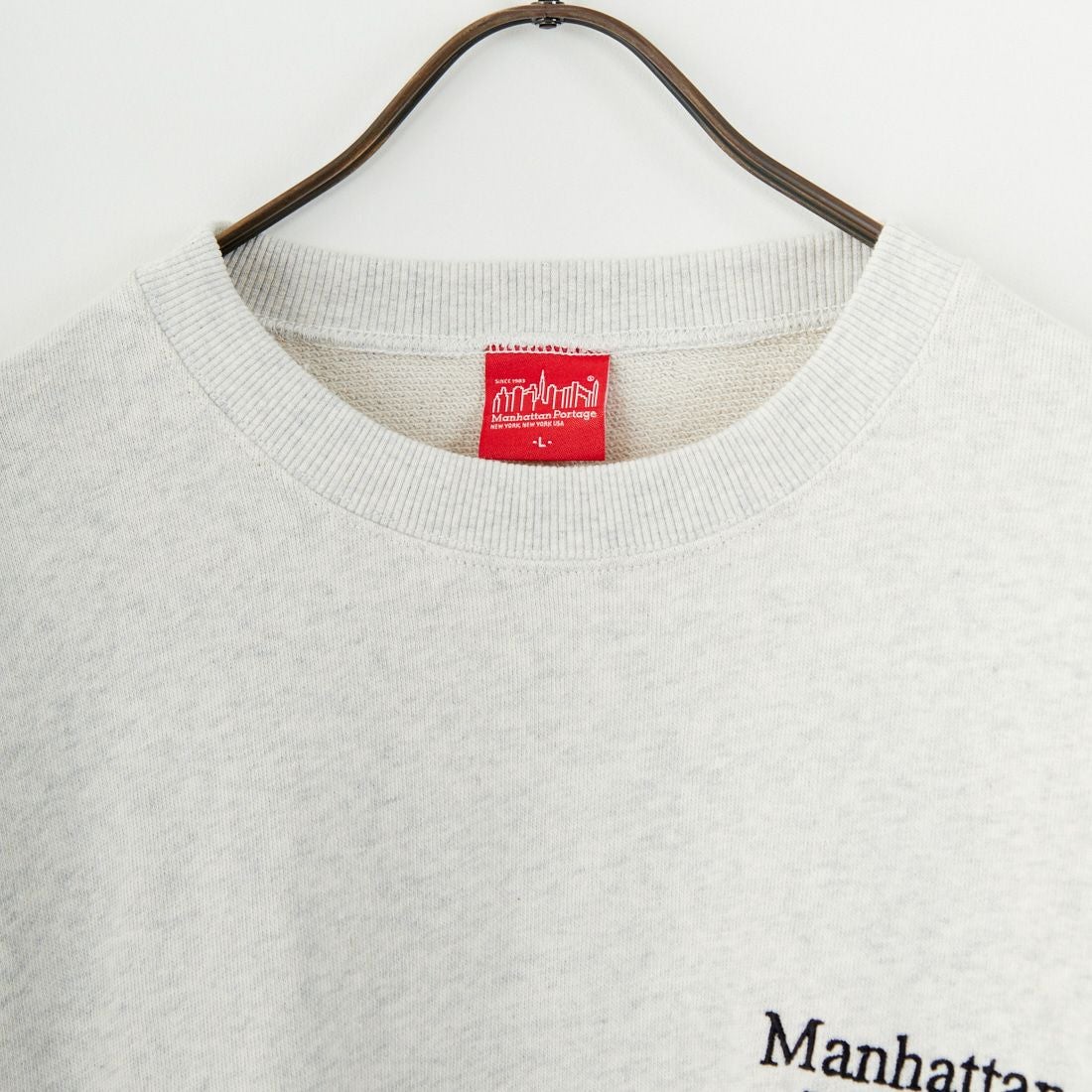 MANHATTAN PORTAGE [マンハッタンポーテージ] 別注 手書き風バック刺繍クルーネックスウェット [25FWMP-IN69-JF] OATMEAL