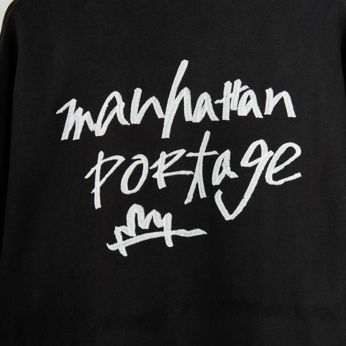 MANHATTAN PORTAGE [マンハッタンポーテージ] 別注 手書き風バック刺繍クルーネックスウェット [25FWMP-IN69-JF] BLACK