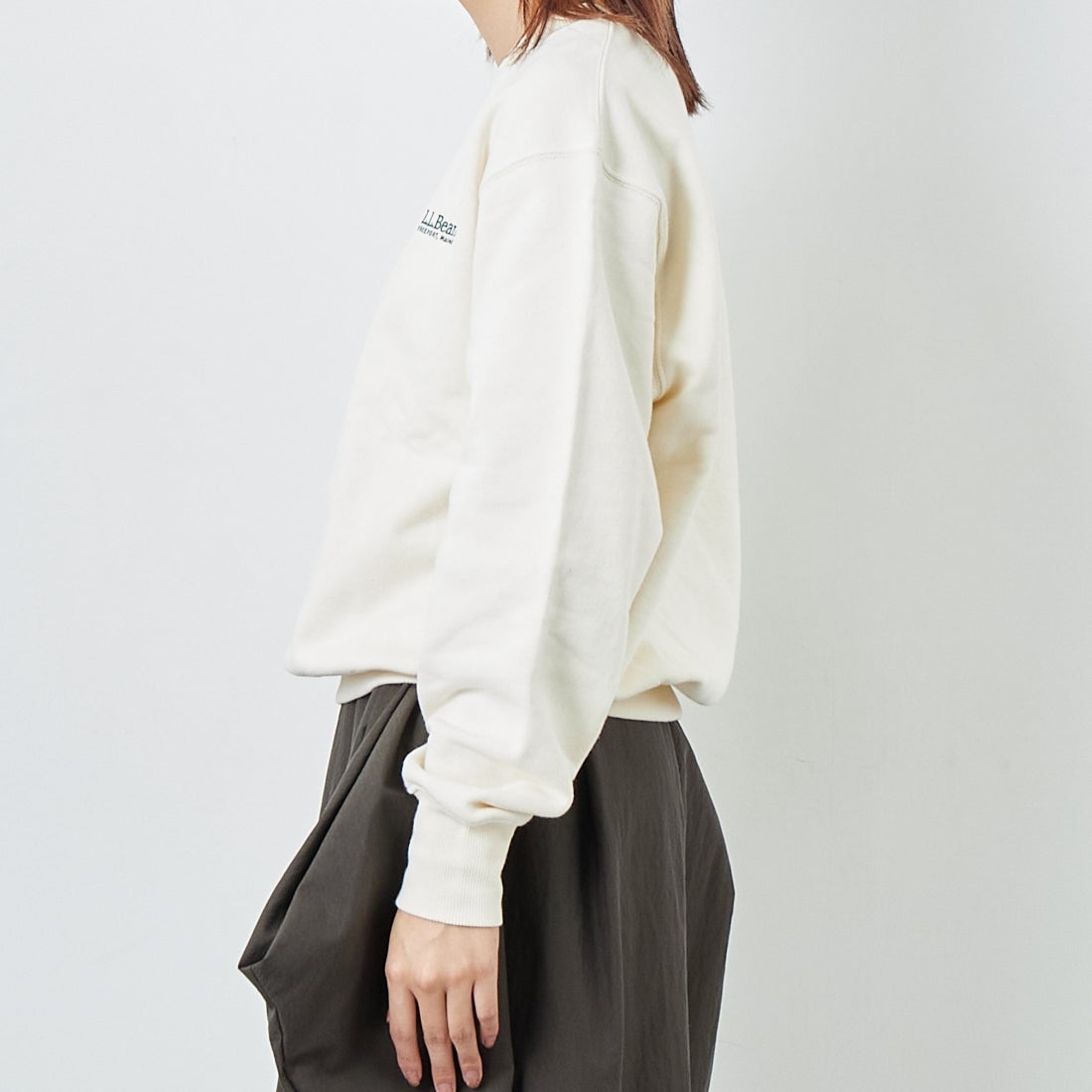 L.L.BEAN [エルエルビーン] SMITHFIELD クルーネックスウェットシャツ [5475-1137] 09 ECRU &&モデル身長：167cm 着用サイズ：M&&