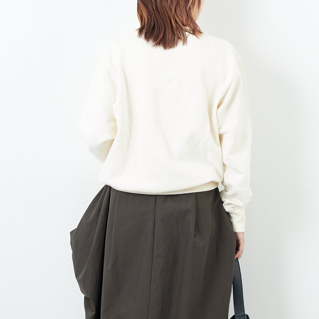 L.L.BEAN [エルエルビーン] SMITHFIELD クルーネックスウェットシャツ [5475-1137] 09 ECRU &&モデル身長：167cm 着用サイズ：M&&