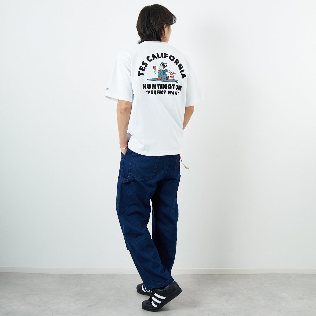 The Endless Summer [エンドレスサマー] ペインターサーファー刺繍Tシャツ [C-25574328] 07 WHITE &&モデル身長：179cm 着用サイズ：M&&