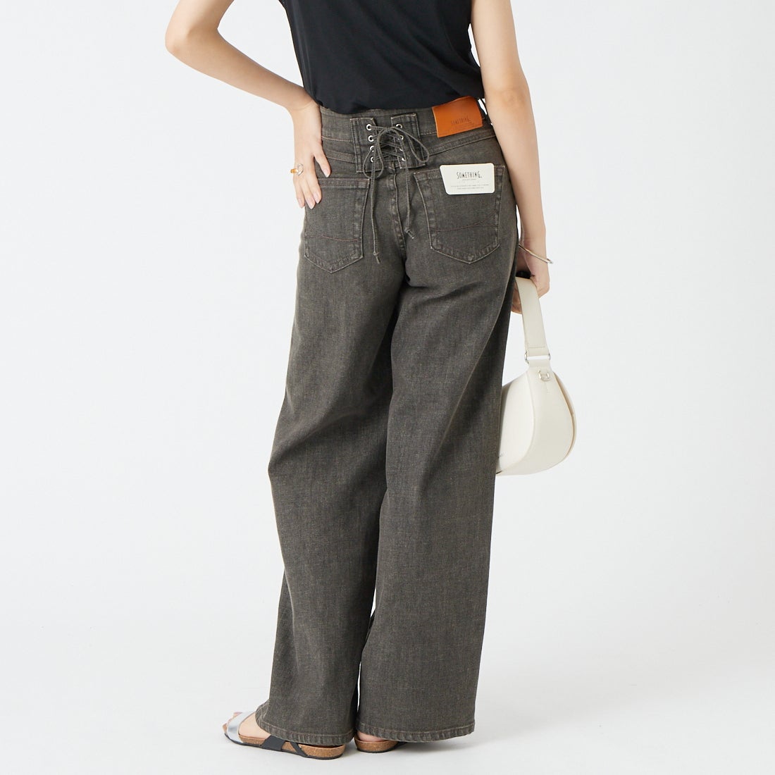 SOMETHING [サムシング] LISA レースアップワイドデニム [SEA580] 12 BROWN &&モデル身長：162cm 着用サイズ：XS&&