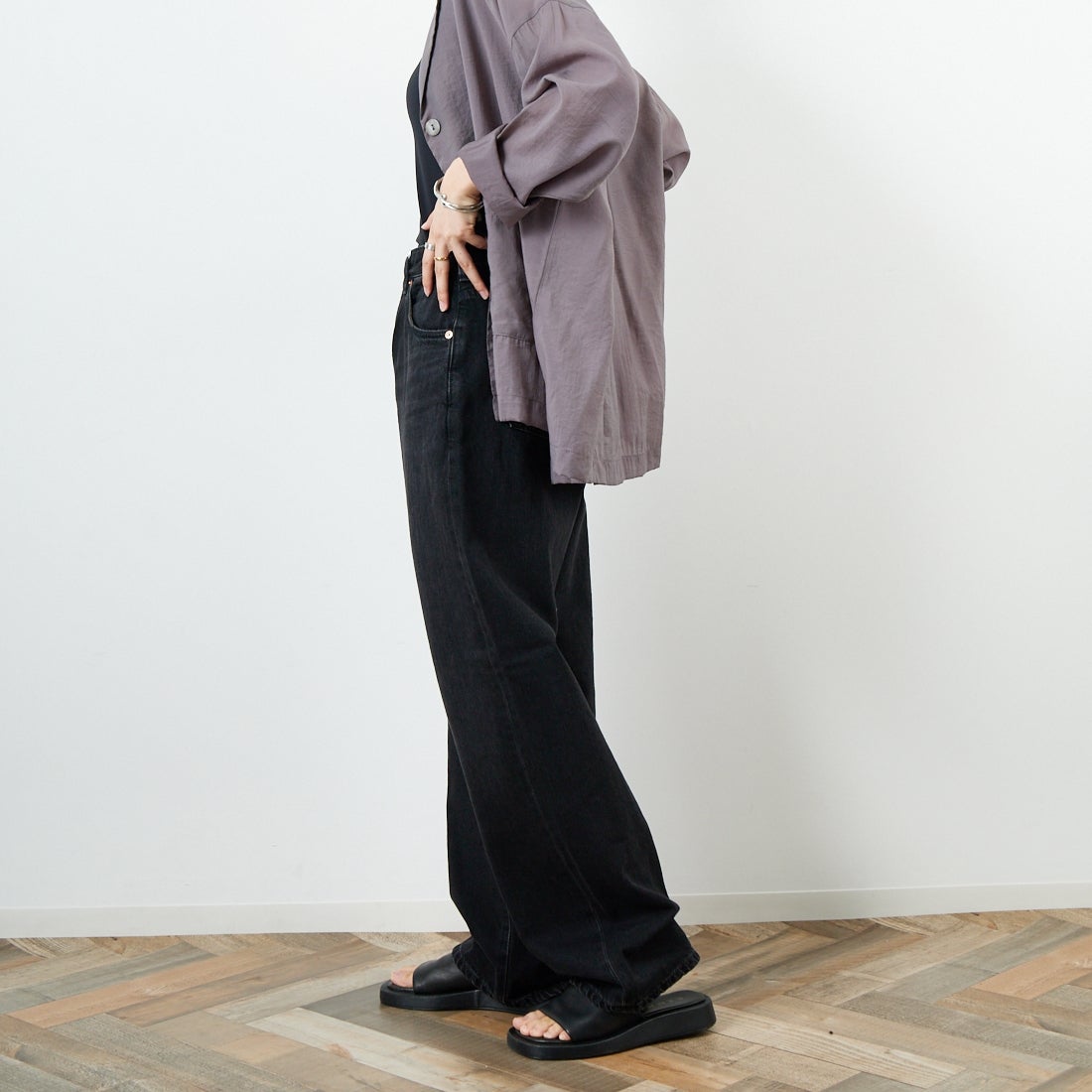 SOMETHING [サムシング] ELSA ヴィンテージルーズストレートデニム [SEA15] 83 BLACK &&モデル身長：160cm 着用サイズ：XS&&