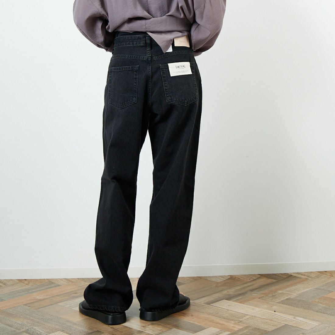 SOMETHING [サムシング] ELSA ヴィンテージルーズストレートデニム [SEA15] 83 BLACK &&モデル身長：160cm 着用サイズ：XS&&