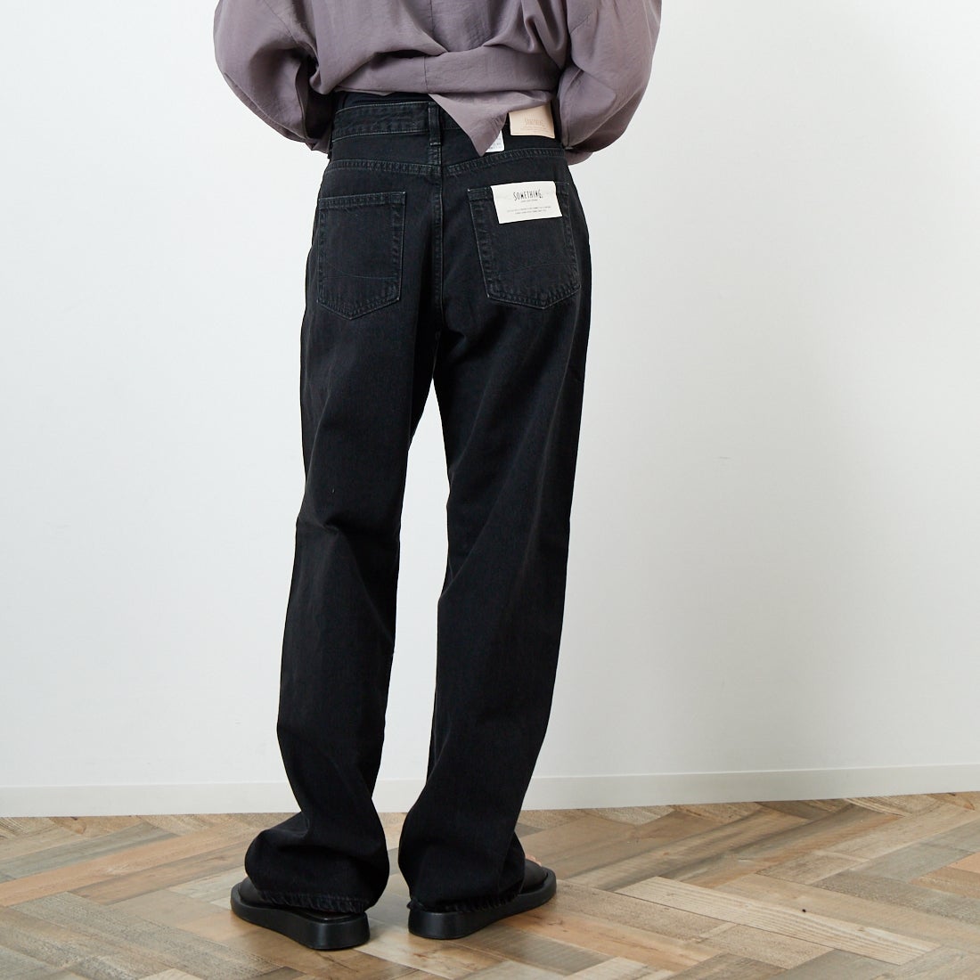 SOMETHING [サムシング] ELSA ヴィンテージルーズストレートデニム [SEA15] 83 BLACK &&モデル身長：160cm 着用サイズ：XS&&