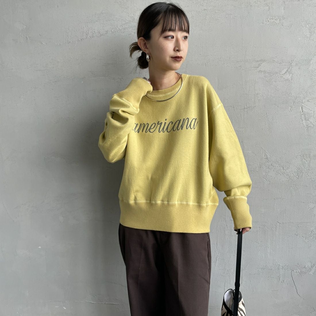 Americana × JEANS FACTORY [アメリカーナ × ジーンズファクトリー] 別注 ショート丈 フロントロゴ スウェットライクニット [ASO-C-003-2-JF] LTｲｴﾛｰ &&モデル身長：150cm 着用サイズ：ONE SIZE&&