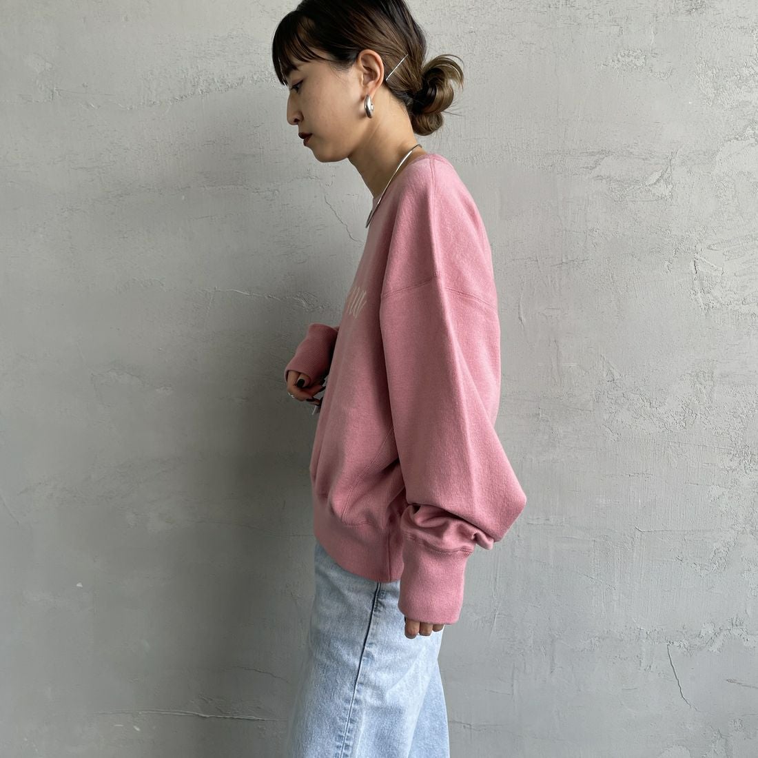 Americana × JEANS FACTORY [アメリカーナ × ジーンズファクトリー] 別注 ショート丈 フロントロゴ スウェットライクニット [ASO-C-003-2-JF] ﾋﾟﾝｸ &&モデル身長：150cm 着用サイズ：ONE SIZE&&