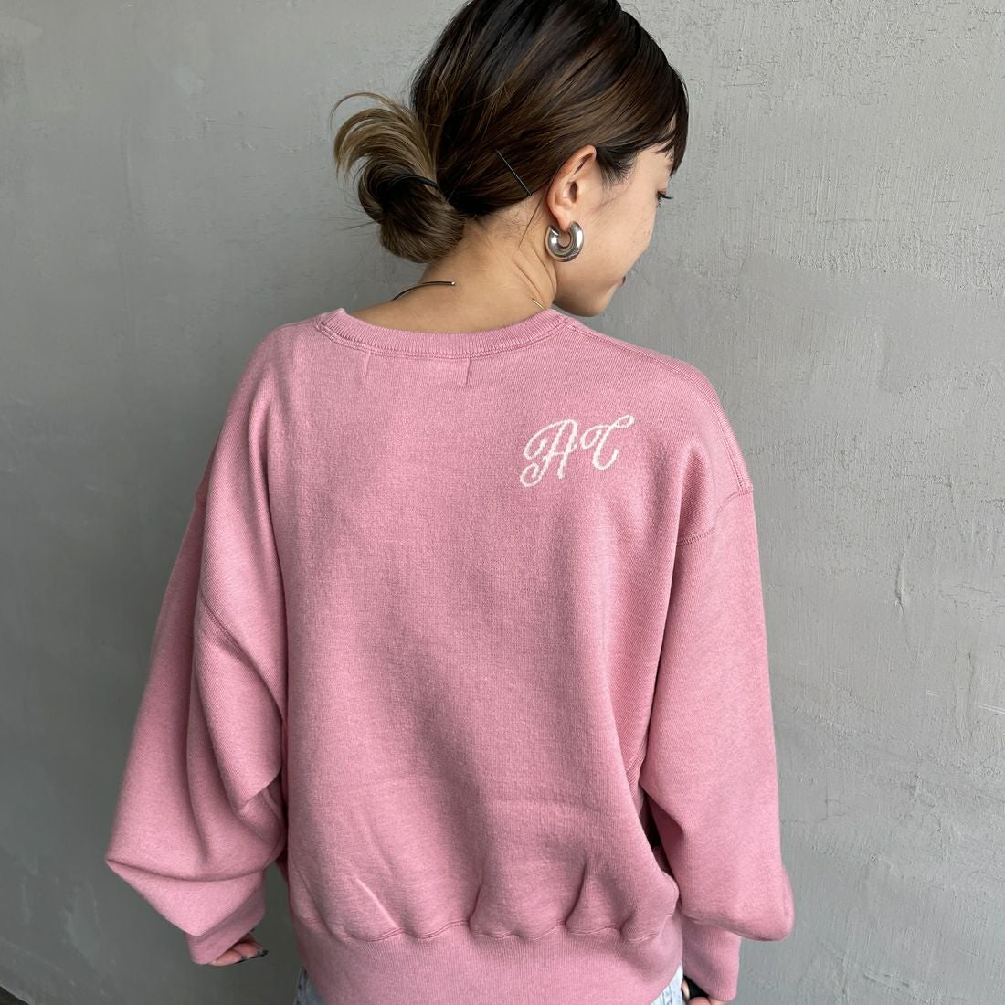 Americana × JEANS FACTORY [アメリカーナ × ジーンズファクトリー] 別注 ショート丈 フロントロゴ スウェットライクニット [ASO-C-003-2-JF] ﾋﾟﾝｸ &&モデル身長：150cm 着用サイズ：ONE SIZE&&