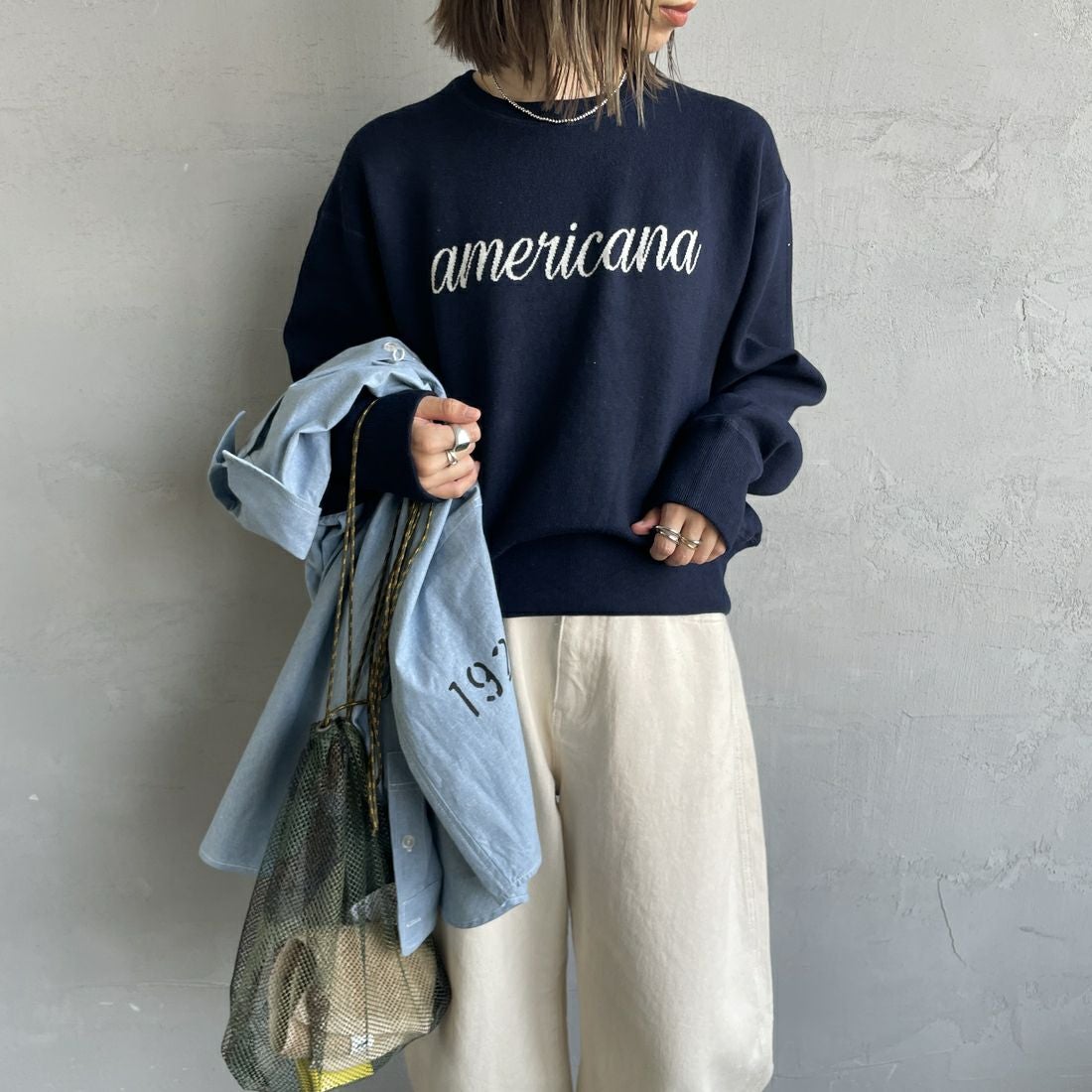 Americana × JEANS FACTORY [アメリカーナ × ジーンズファクトリー] 別注 ショート丈 フロントロゴ スウェットライクニット [ASO-C-003-2-JF] ﾈｲﾋﾞｰ &&モデル身長：158cm 着用サイズ：ONE SIZE&&