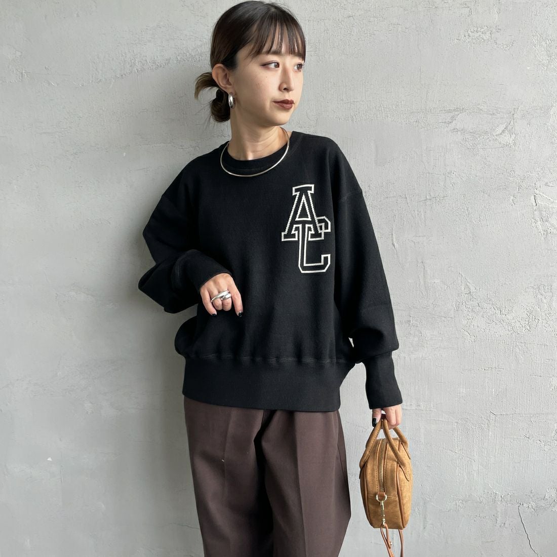 Americana × JEANS FACTORY [アメリカーナ × ジーンズファクトリー] 別注 ショート丈 バックロゴ スウェットライクニット [ASO-C-003-1-JF] ﾌﾞﾗｯｸ &&モデル身長：150cm 着用サイズ：ONE SIZE&&