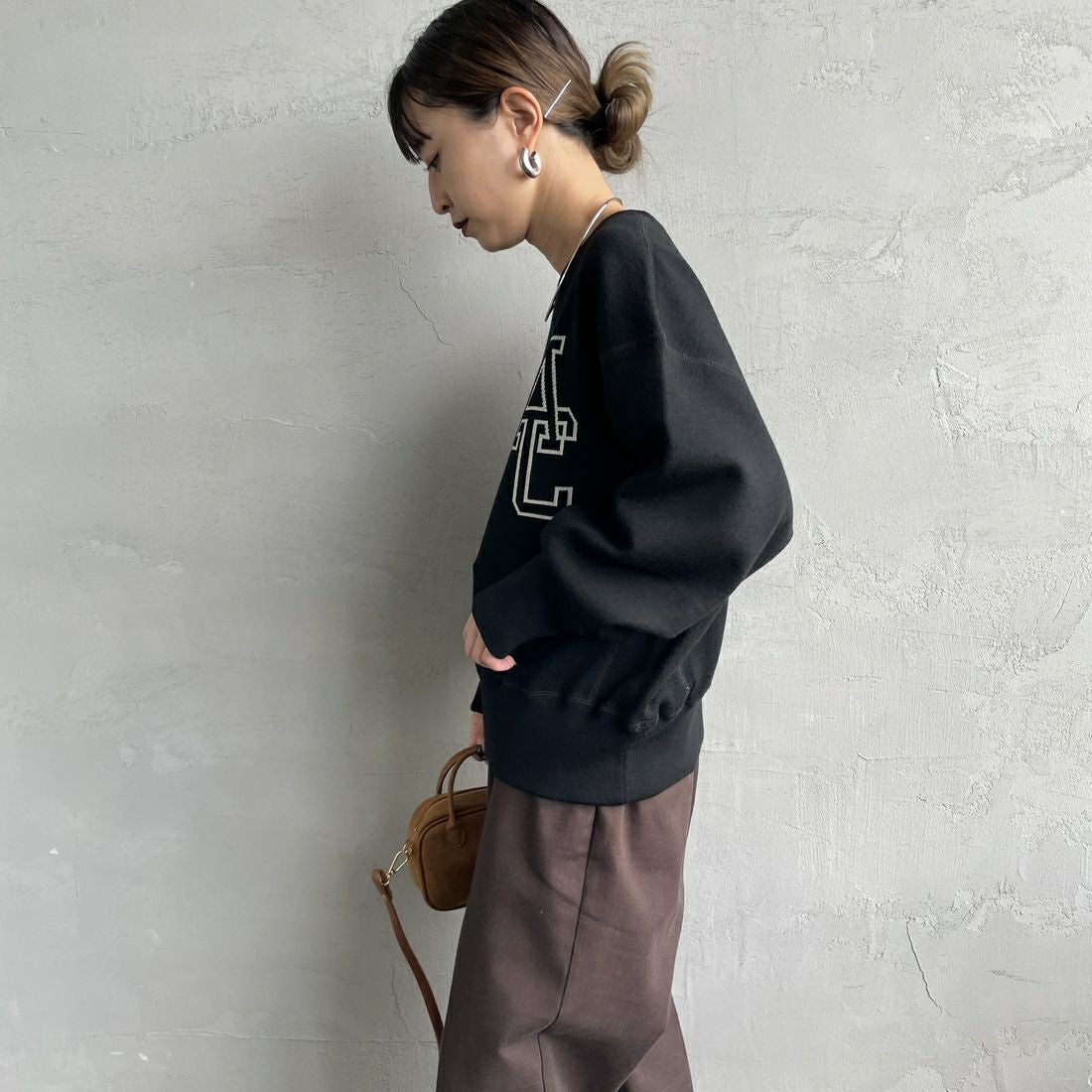 Americana × JEANS FACTORY [アメリカーナ × ジーンズファクトリー] 別注 ショート丈 バックロゴ スウェットライクニット [ASO-C-003-1-JF] ﾌﾞﾗｯｸ &&モデル身長：150cm 着用サイズ：ONE SIZE&&