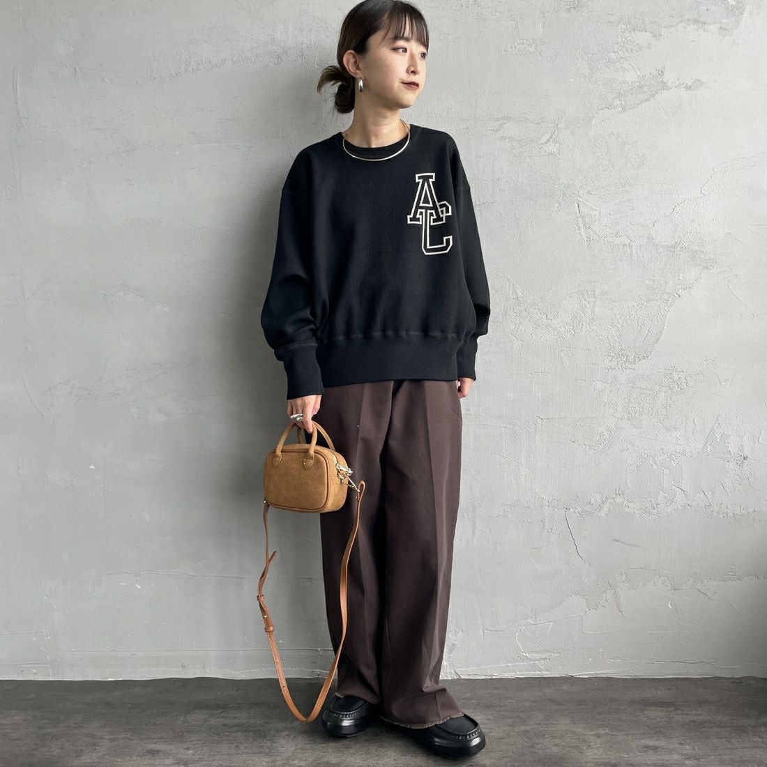 Americana × JEANS FACTORY [アメリカーナ × ジーンズファクトリー] 別注 ショート丈 バックロゴ スウェットライクニット [ASO-C-003-1-JF] ﾌﾞﾗｯｸ &&モデル身長：150cm 着用サイズ：ONE SIZE&&