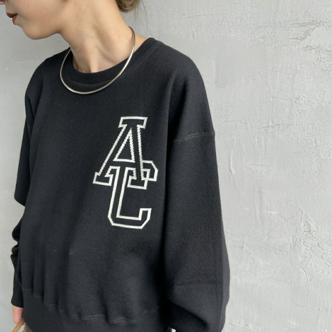 Americana × JEANS FACTORY [アメリカーナ × ジーンズファクトリー] 別注 ショート丈 バックロゴ スウェットライクニット [ASO-C-003-1-JF] ﾌﾞﾗｯｸ &&モデル身長：150cm 着用サイズ：ONE SIZE&&