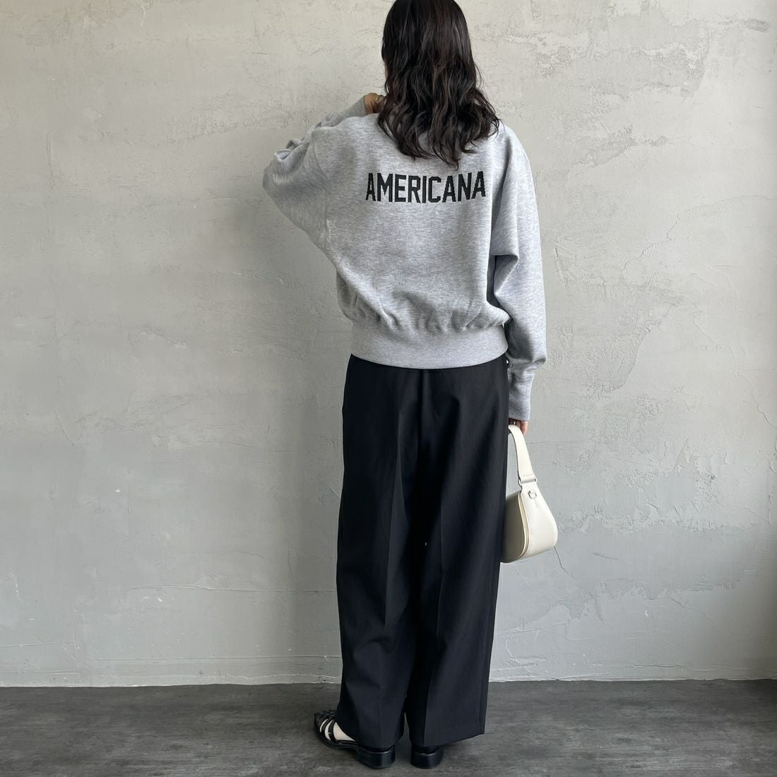 Americana × JEANS FACTORY [アメリカーナ × ジーンズファクトリー] 別注 ショート丈 バックロゴ スウェットライクニット [ASO-C-003-1-JF] ｸﾞﾚｰ &&モデル身長：160cm 着用サイズ：ONE SIZE&&