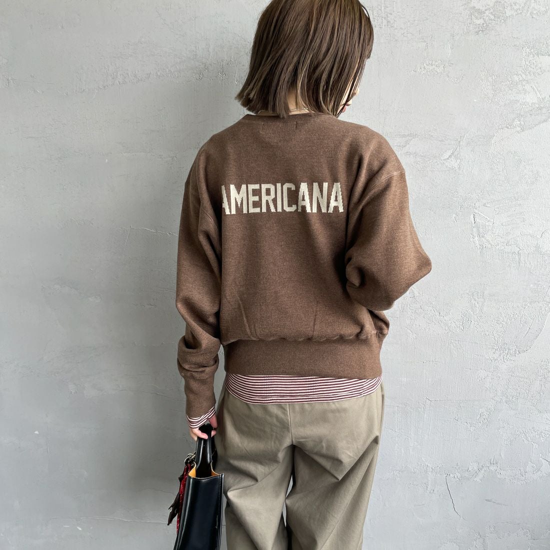 Americana × JEANS FACTORY [アメリカーナ × ジーンズファクトリー] 別注 ショート丈 バックロゴ スウェットライクニット [ASO-C-003-1-JF] ﾌﾞﾗｳﾝ &&モデル身長：158cm 着用サイズ：ONE SIZE&&