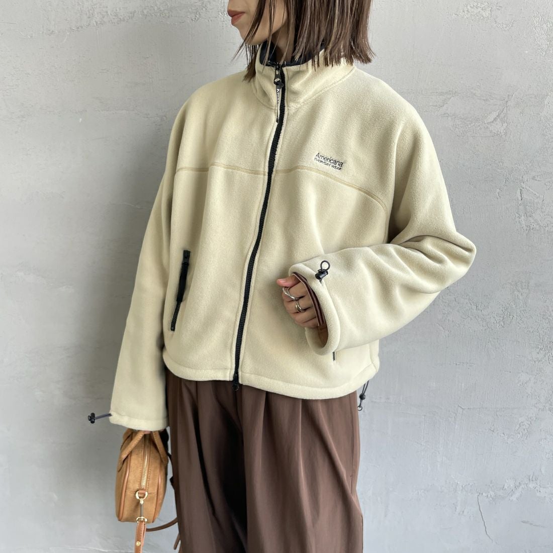 Americana × JEANS FACTORY [アメリカーナ × ジーンズファクトリー] 別注 ワンポイント刺繍ロゴ ショート丈フリースジャケット [ASO-815-JF] ﾍﾞｰｼﾞｭ &&モデル身長：158cm 着用サイズ：ONE SIZE&&