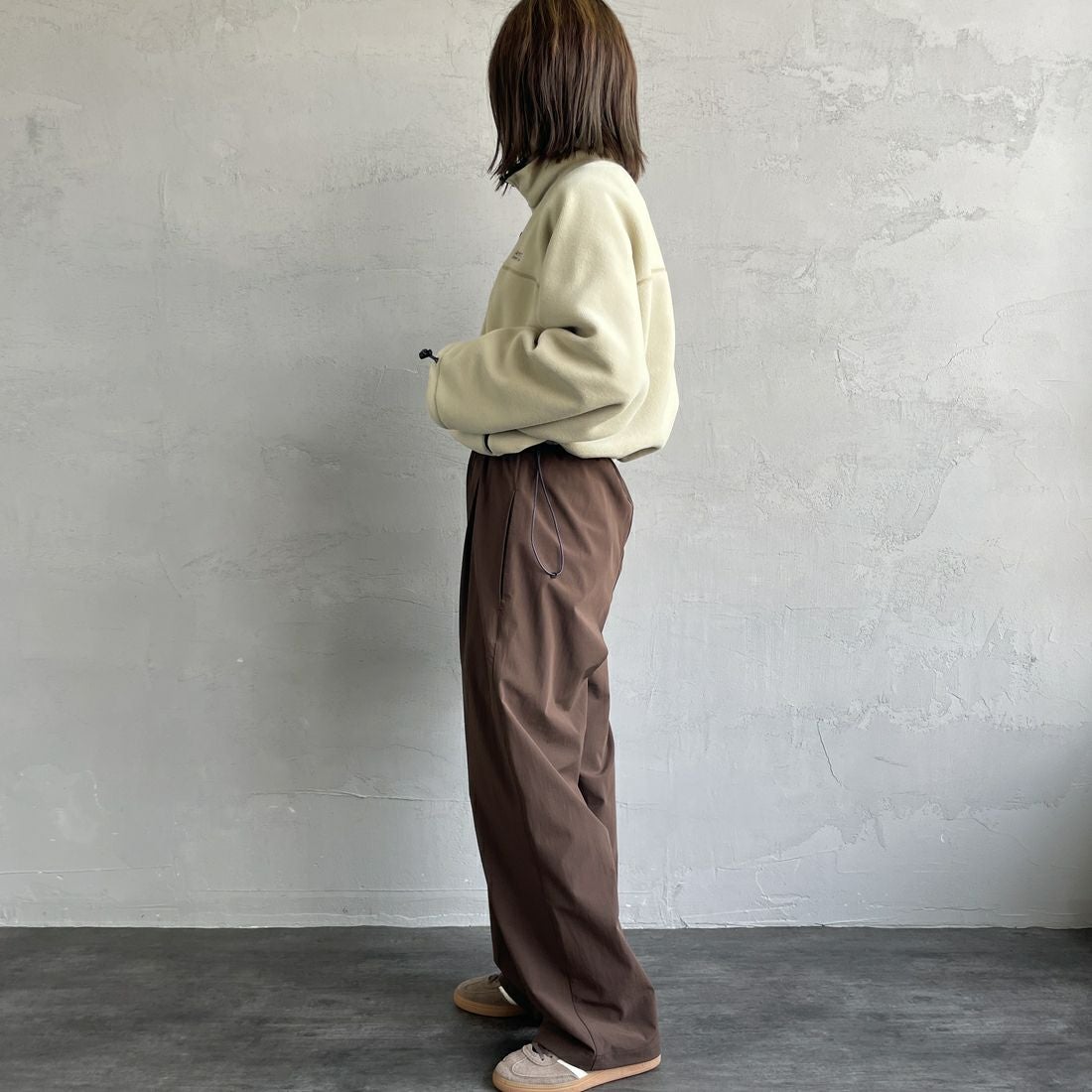 Americana × JEANS FACTORY [アメリカーナ × ジーンズファクトリー] 別注 ワンポイント刺繍ロゴ ショート丈フリースジャケット [ASO-815-JF] ﾍﾞｰｼﾞｭ &&モデル身長：158cm 着用サイズ：ONE SIZE&&