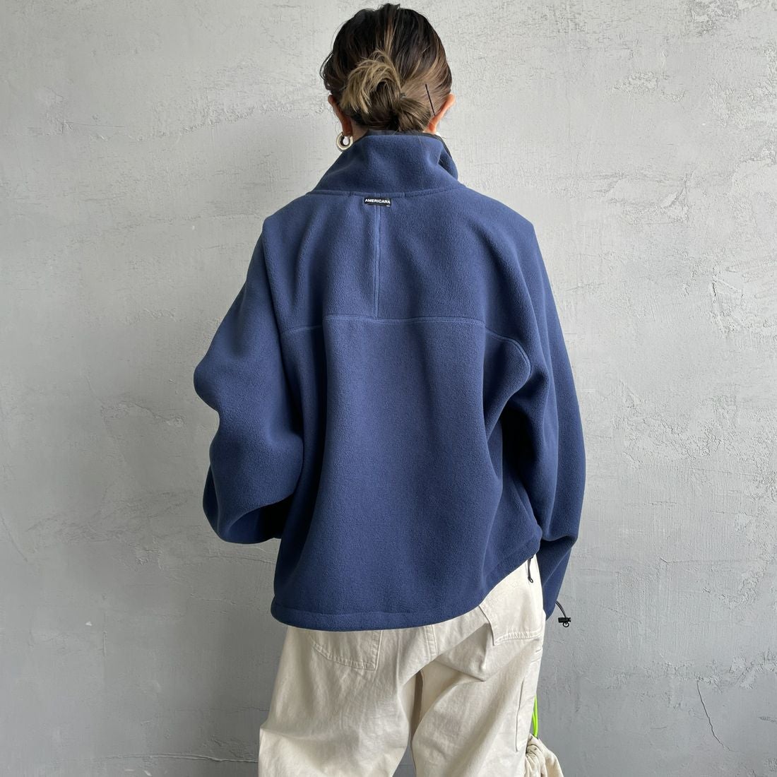 Americana × JEANS FACTORY [アメリカーナ × ジーンズファクトリー] 別注 ワンポイント刺繍ロゴ ショート丈フリースジャケット [ASO-815-JF] ﾈｲﾋﾞｰ &&モデル身長：150cm 着用サイズ：ONE SIZE&&