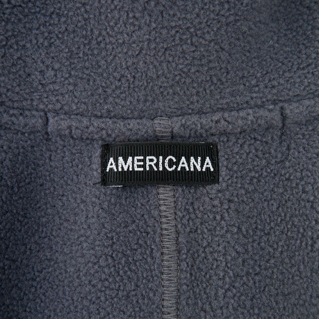 Americana × JEANS FACTORY [アメリカーナ × ジーンズファクトリー] 別注 ワンポイント刺繍ロゴ ショート丈フリースジャケット [ASO-815-JF] ﾁｬｺｰﾙ