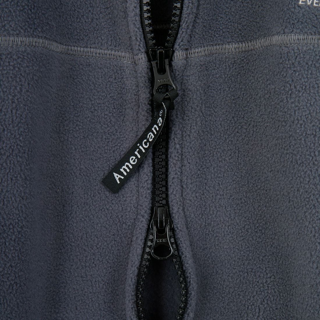 Americana × JEANS FACTORY [アメリカーナ × ジーンズファクトリー] 別注 ワンポイント刺繍ロゴ ショート丈フリースジャケット [ASO-815-JF] ﾁｬｺｰﾙ