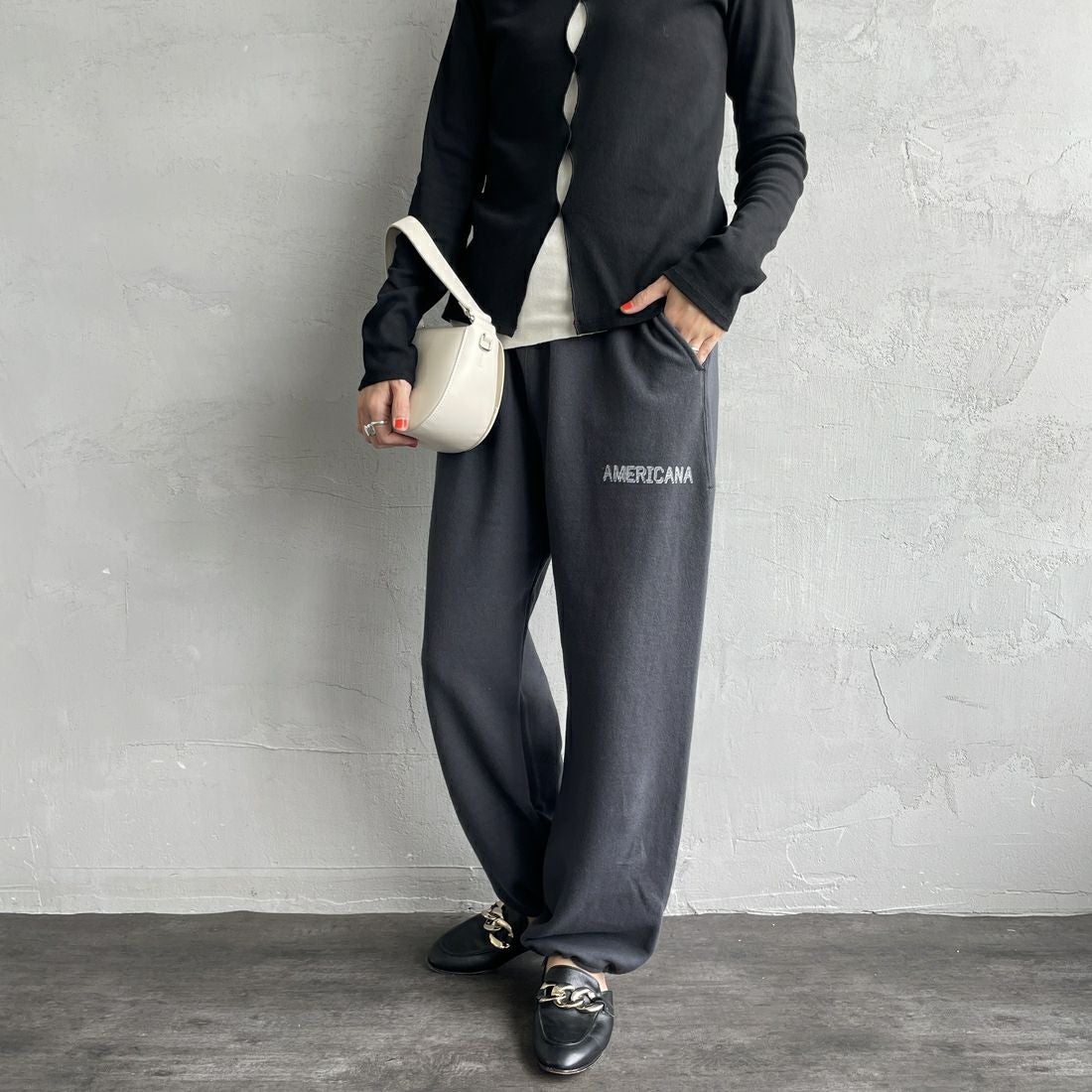 Americana × JEANS FACTORY [アメリカーナ × ジーンズファクトリー] 別注 ロゴプリント スウェットパンツ [BRF-788A-2-JF] ｽﾐｸﾛ &&モデル身長：160cm 着用サイズ：ONE SIZE&&