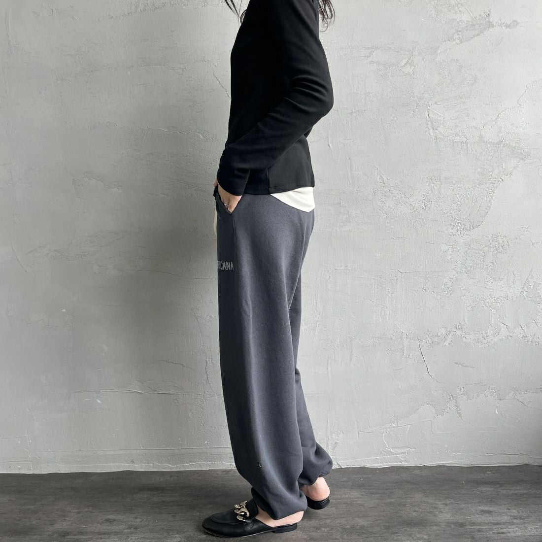 Americana × JEANS FACTORY [アメリカーナ × ジーンズファクトリー] 別注 ロゴプリント スウェットパンツ [BRF-788A-2-JF] ｽﾐｸﾛ &&モデル身長：160cm 着用サイズ：ONE SIZE&&