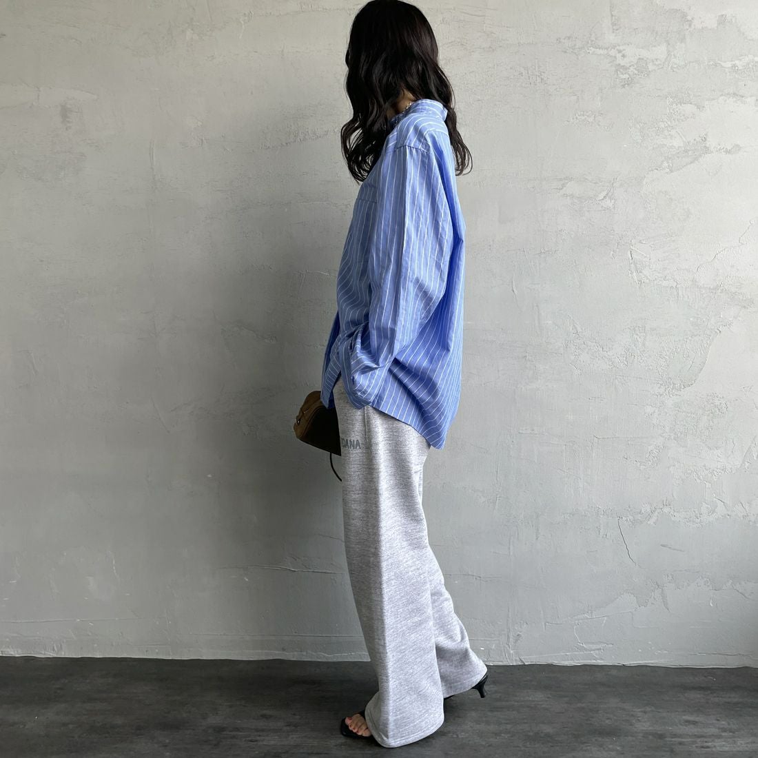 Americana × JEANS FACTORY [アメリカーナ × ジーンズファクトリー] 別注 ロゴプリント スウェットパンツ [BRF-788A-2-JF] ﾓｸｸﾞﾚｰ &&モデル身長：160cm 着用サイズ：ONE SIZE&&