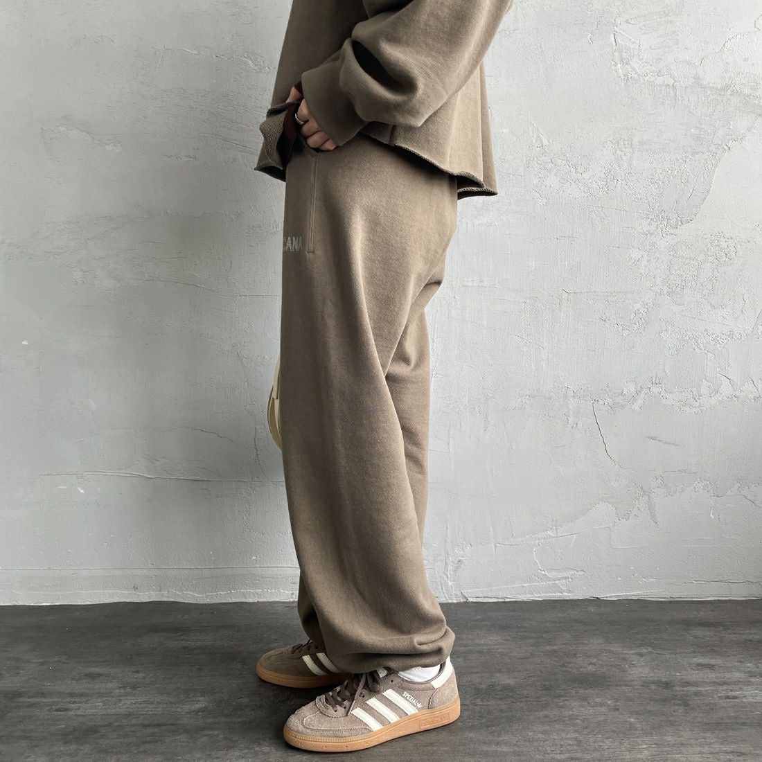 Americana × JEANS FACTORY [アメリカーナ × ジーンズファクトリー] 別注 ロゴプリント スウェットパンツ [BRF-788A-2-JF] ﾌﾞﾗｳﾝ &&モデル身長：158cm 着用サイズ：ONE SIZE&&