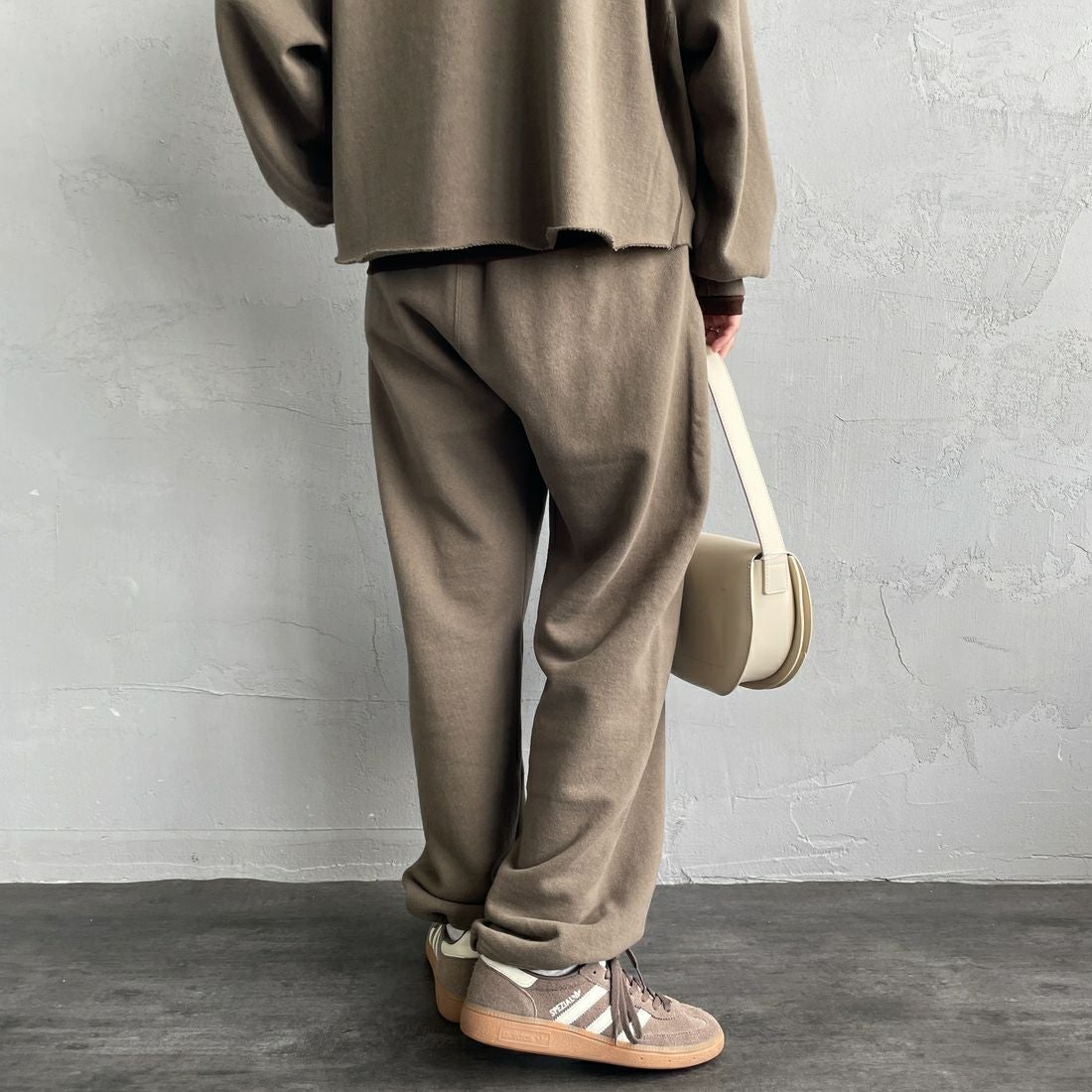 Americana × JEANS FACTORY [アメリカーナ × ジーンズファクトリー] 別注 ロゴプリント スウェットパンツ [BRF-788A-2-JF] ﾌﾞﾗｳﾝ &&モデル身長：158cm 着用サイズ：ONE SIZE&&