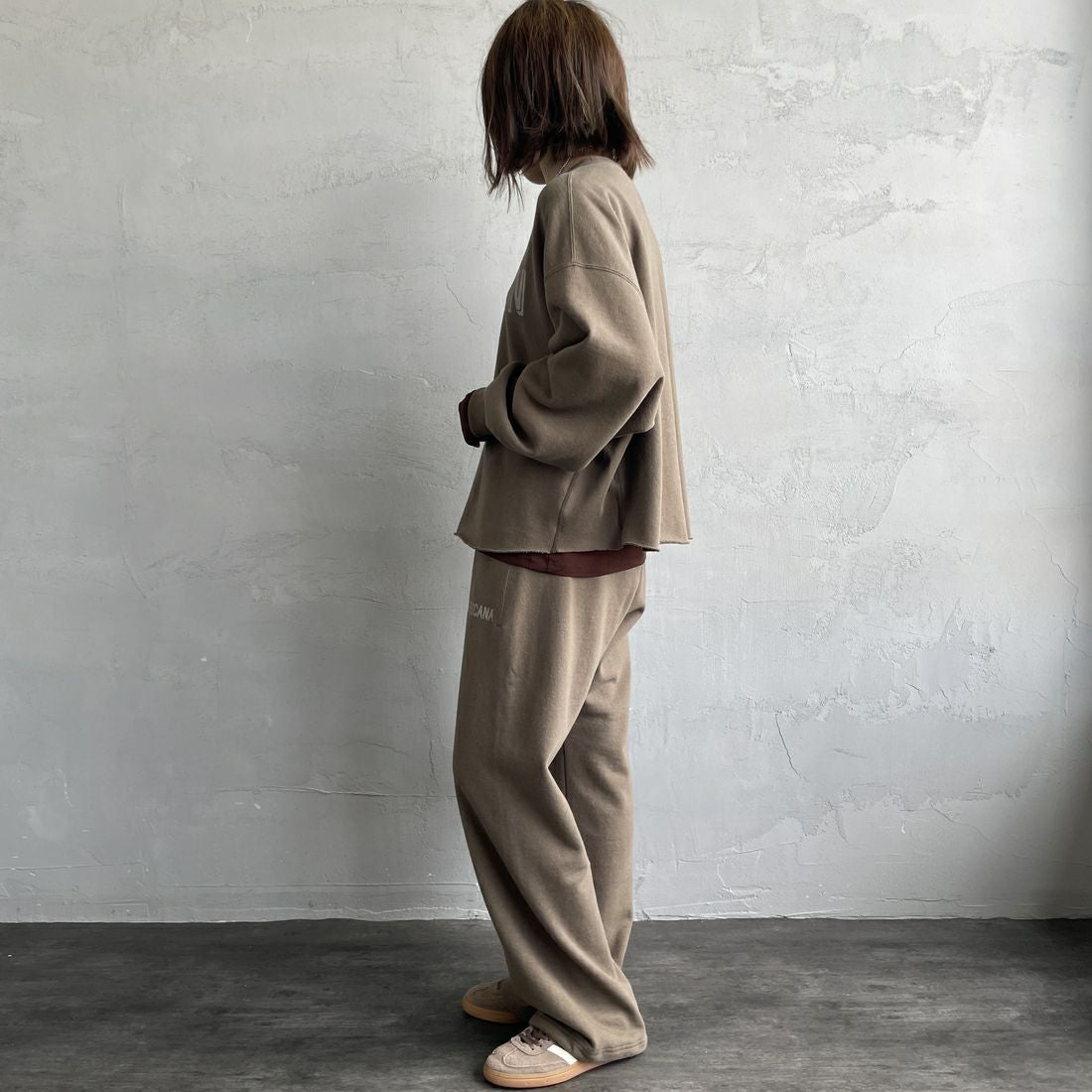 Americana × JEANS FACTORY [アメリカーナ × ジーンズファクトリー] 別注 ロゴプリント スウェットパンツ [BRF-788A-2-JF] ﾌﾞﾗｳﾝ &&モデル身長：158cm 着用サイズ：ONE SIZE&&