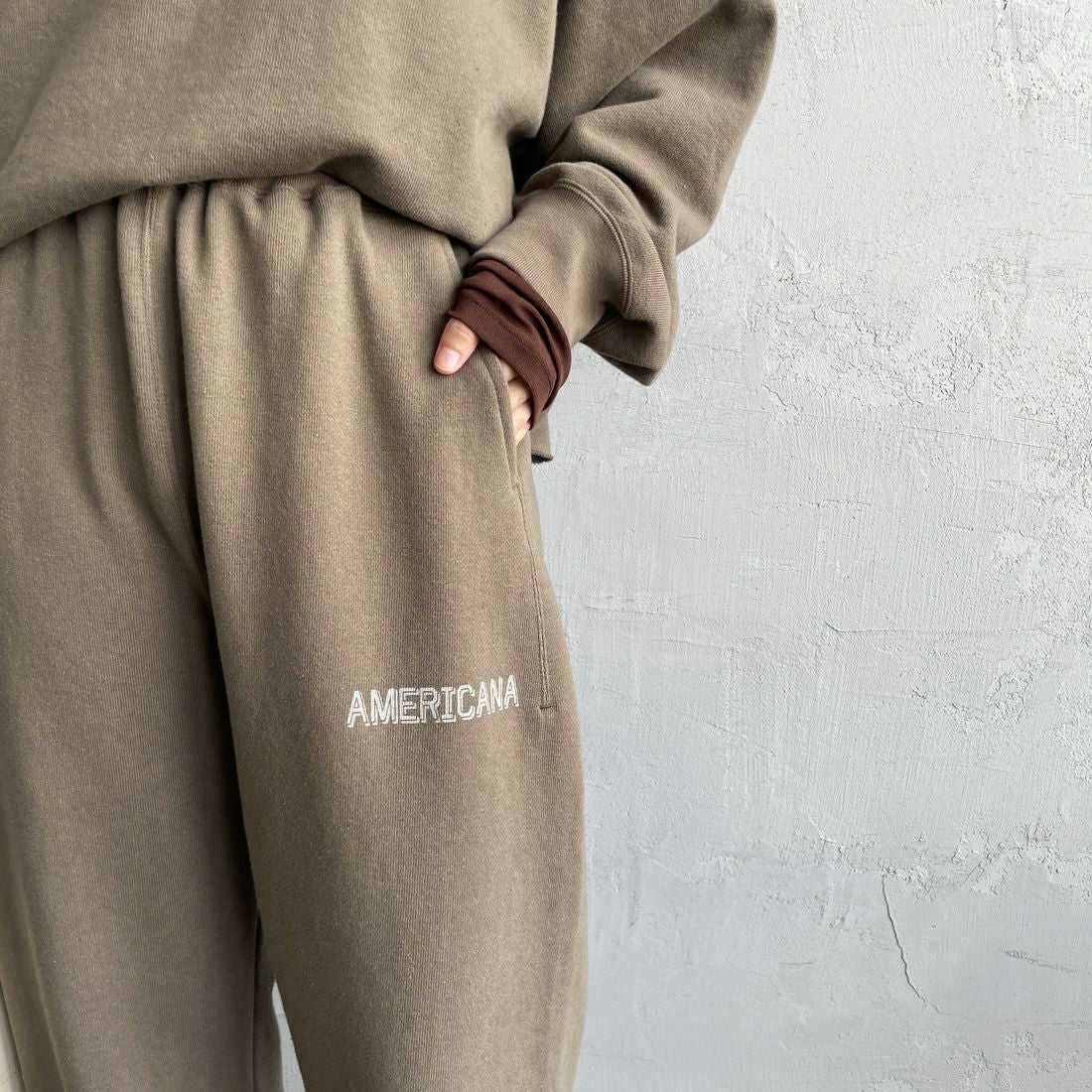 Americana × JEANS FACTORY [アメリカーナ × ジーンズファクトリー] 別注 ロゴプリント スウェットパンツ [BRF-788A-2-JF] ﾌﾞﾗｳﾝ &&モデル身長：158cm 着用サイズ：ONE SIZE&&