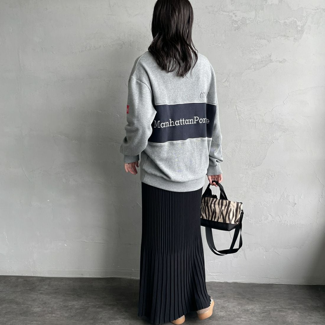 MANHATTAN PORTAGE [マンハッタンポーテージ] 別注 バック切替デザイン クルーネックスウェット [25FWMP-IN72-JF] H.GRAY &&モデル身長：160cm 着用サイズ：S&&