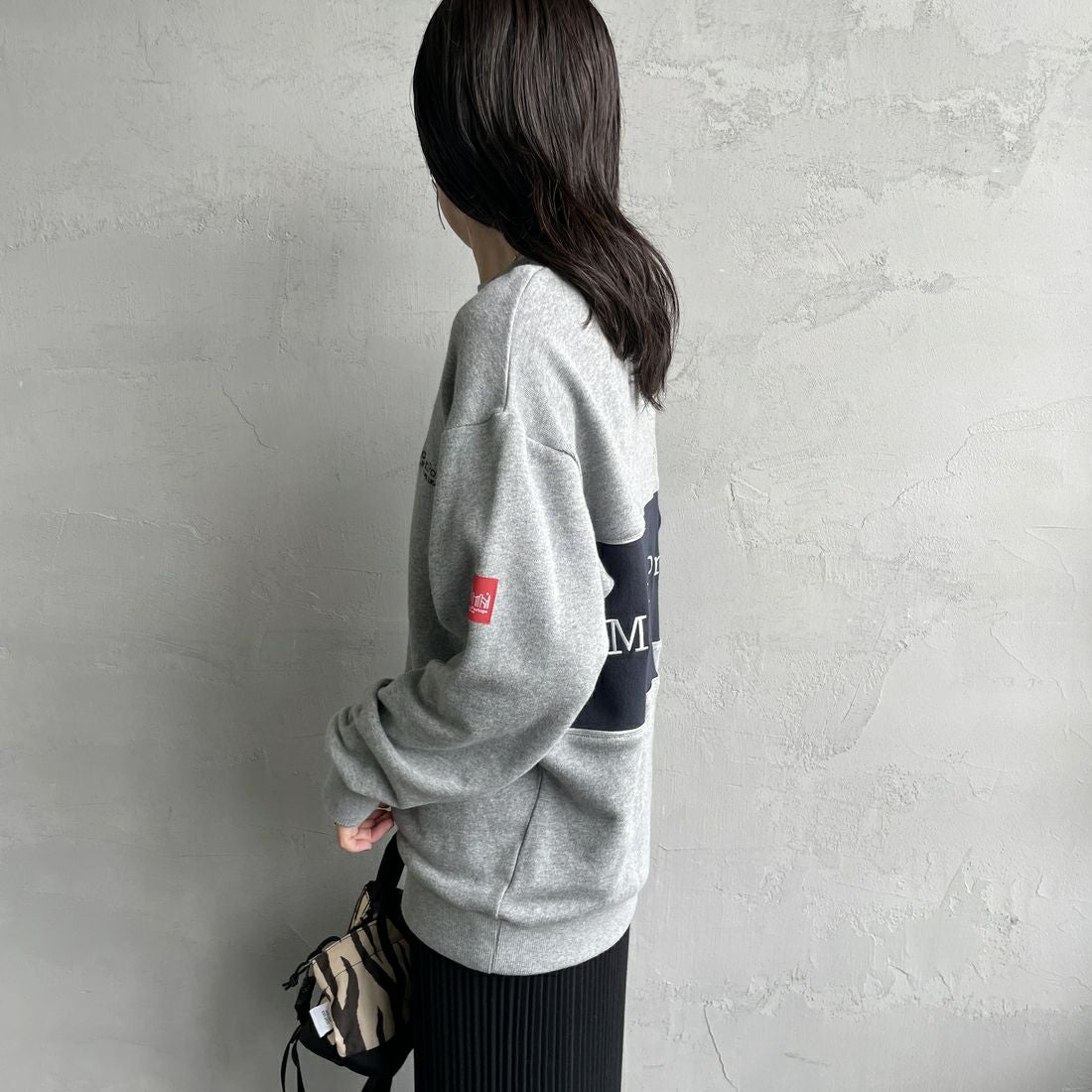 MANHATTAN PORTAGE [マンハッタンポーテージ] 別注 バック切替デザイン クルーネックスウェット [25FWMP-IN72-JF] H.GRAY &&モデル身長：160cm 着用サイズ：S&&