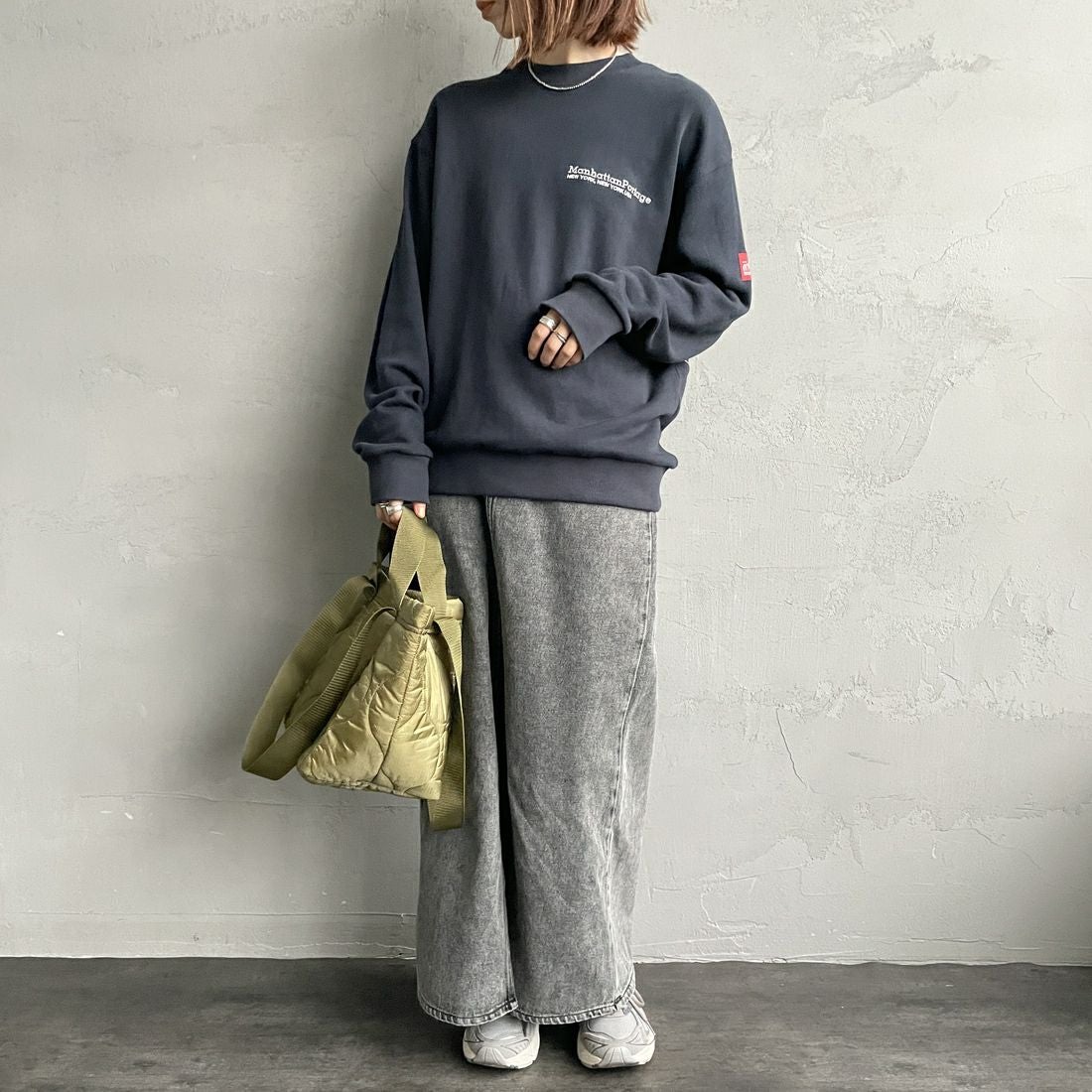 MANHATTAN PORTAGE [マンハッタンポーテージ] 別注 バック切替デザイン クルーネックスウェット [25FWMP-IN72-JF] NAVY &&モデル身長：158cm 着用サイズ：S&&