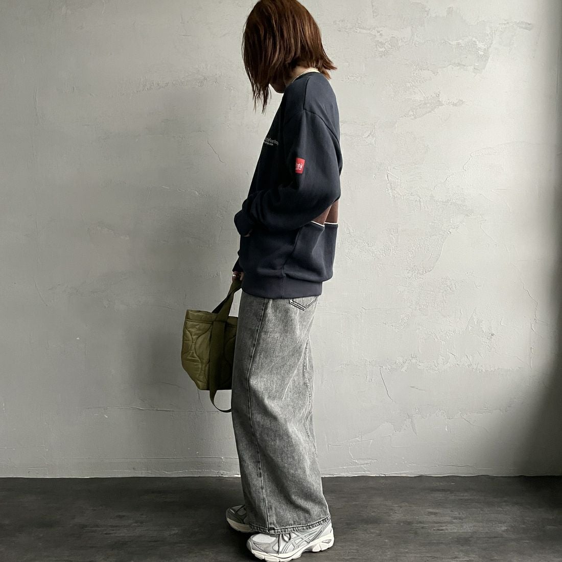 MANHATTAN PORTAGE [マンハッタンポーテージ] 別注 バック切替デザイン クルーネックスウェット [25FWMP-IN72-JF] NAVY &&モデル身長：158cm 着用サイズ：S&&