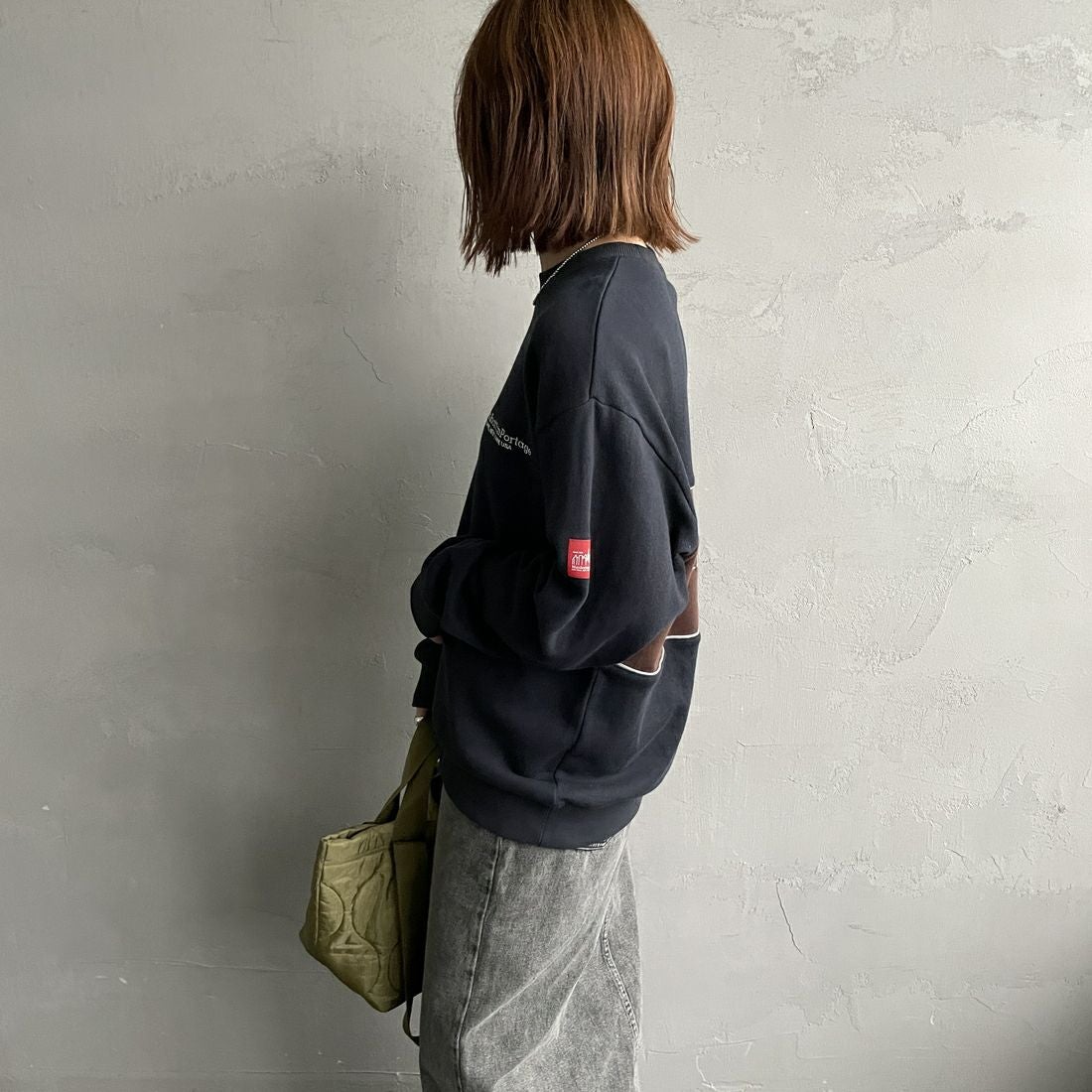 MANHATTAN PORTAGE [マンハッタンポーテージ] 別注 バック切替デザイン クルーネックスウェット [25FWMP-IN72-JF] NAVY &&モデル身長：158cm 着用サイズ：S&&