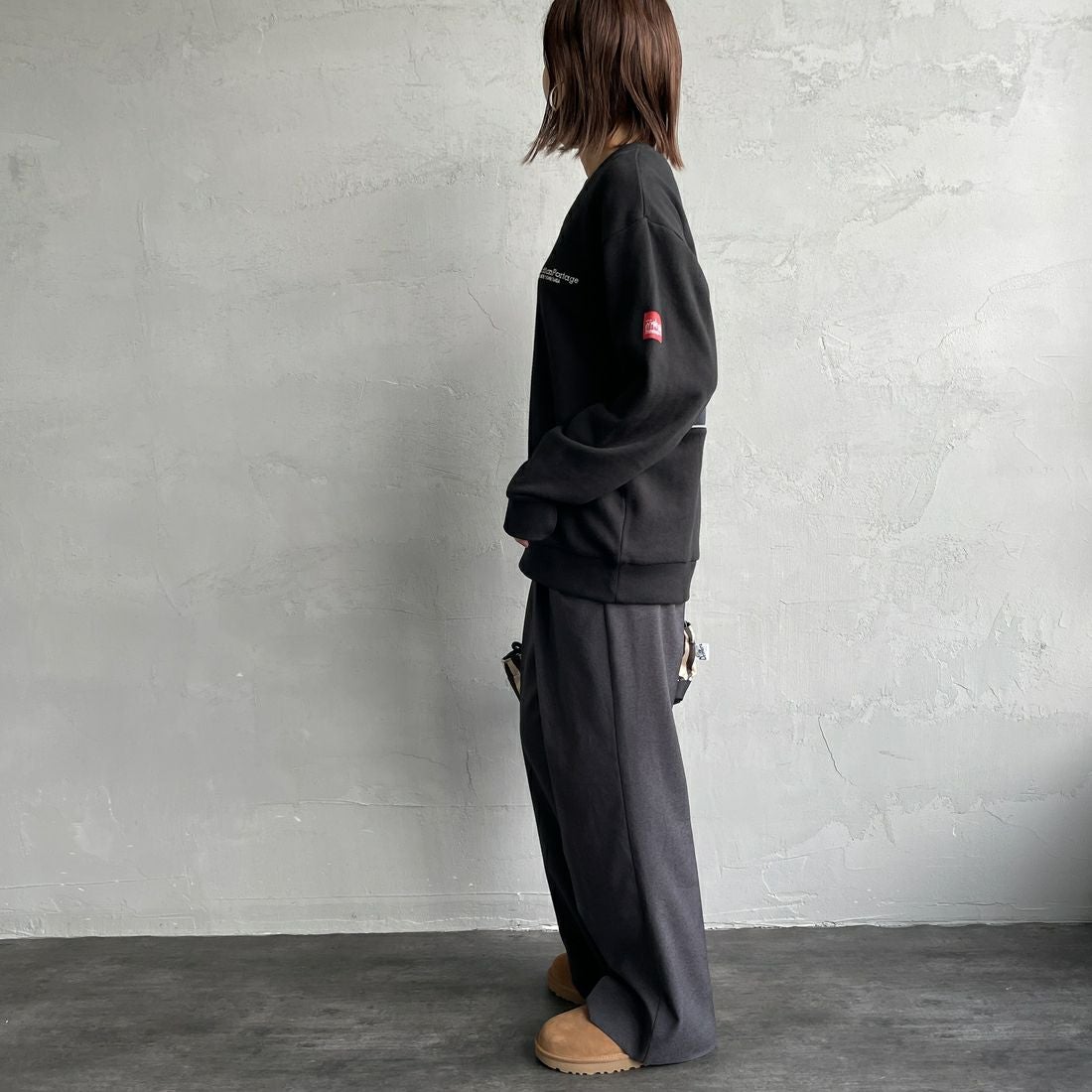 MANHATTAN PORTAGE [マンハッタンポーテージ] 別注 バック切替デザイン クルーネックスウェット [25FWMP-IN72-JF] BLACK &&モデル身長：159cm 着用サイズ：S&&