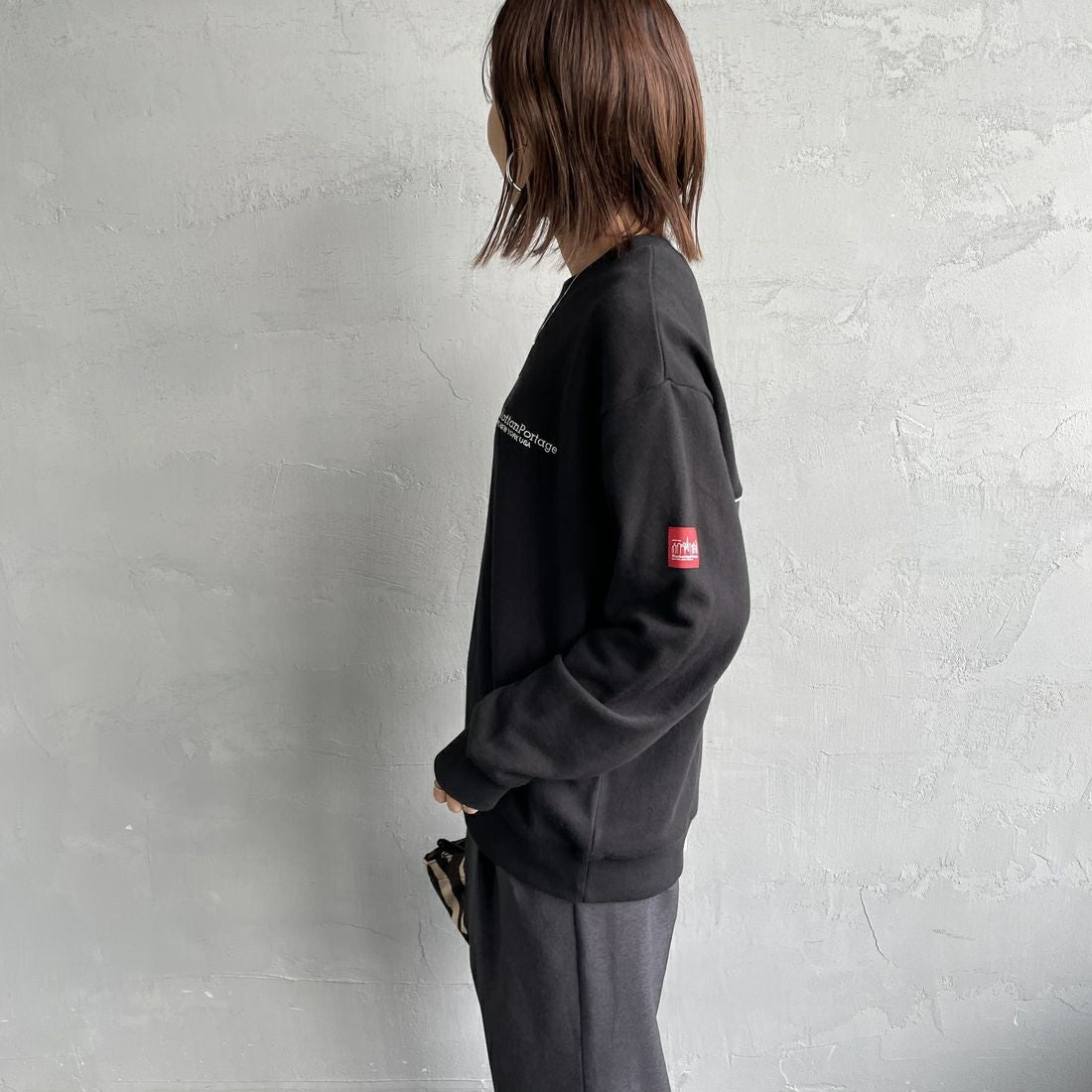 MANHATTAN PORTAGE [マンハッタンポーテージ] 別注 バック切替デザイン クルーネックスウェット [25FWMP-IN72-JF] BLACK &&モデル身長：159cm 着用サイズ：S&&