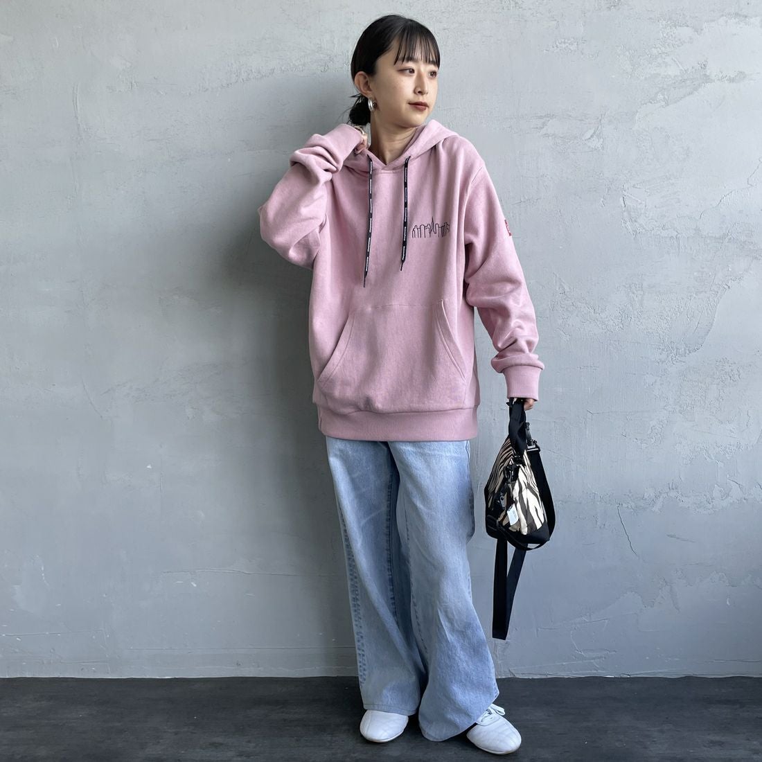 MANHATTAN PORTAGE [マンハッタンポーテージ] 別注 フードロゴ刺繍 スウェットパーカー [25FWMP-IN71-JF] PINK &&モデル身長：150cm 着用サイズ：S&&