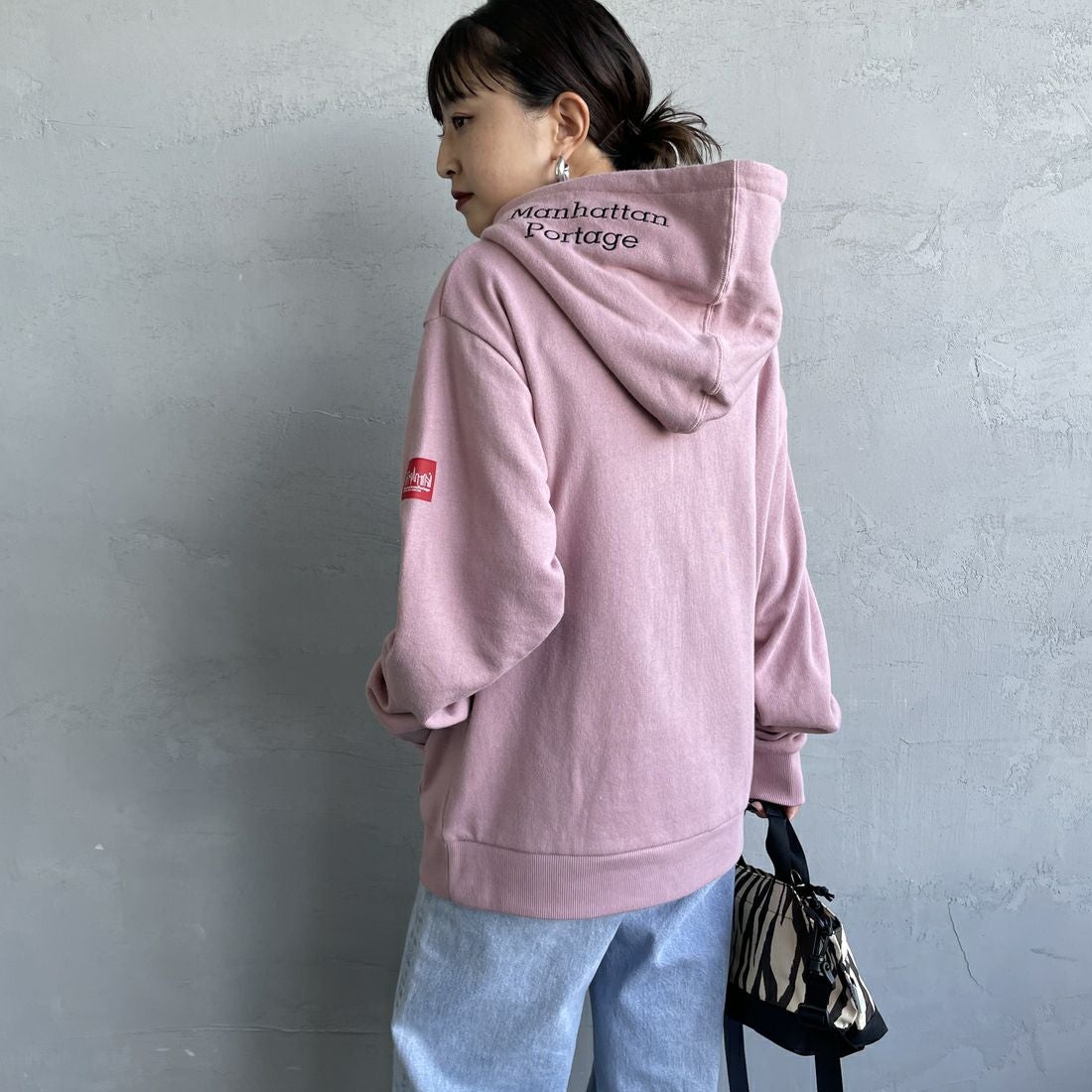 MANHATTAN PORTAGE [マンハッタンポーテージ] 別注 フードロゴ刺繍 スウェットパーカー [25FWMP-IN71-JF] PINK &&モデル身長：150cm 着用サイズ：S&&