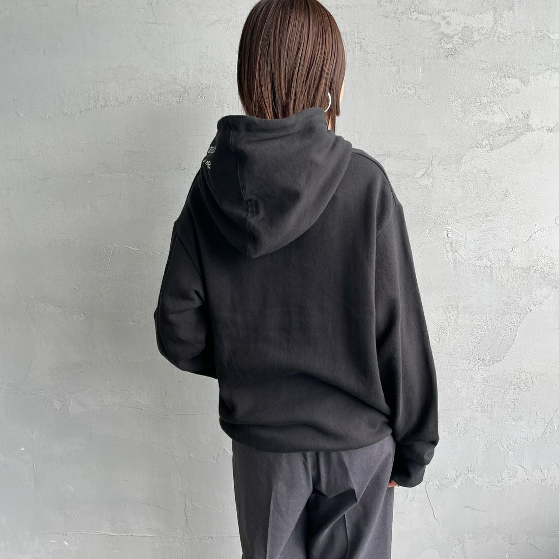 MANHATTAN PORTAGE [マンハッタンポーテージ] 別注 フードロゴ刺繍 スウェットパーカー [25FWMP-IN71-JF] BLACK &&モデル身長：159cm 着用サイズ：S&&