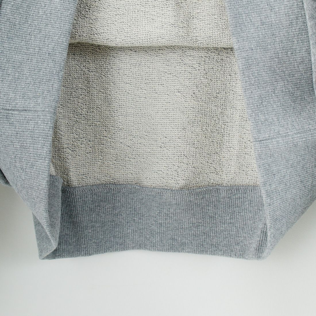 MANHATTAN PORTAGE [マンハッタンポーテージ] 別注 フードロゴ刺繍 スウェットパーカー [25FWMP-IN71-JF] H.GRAY