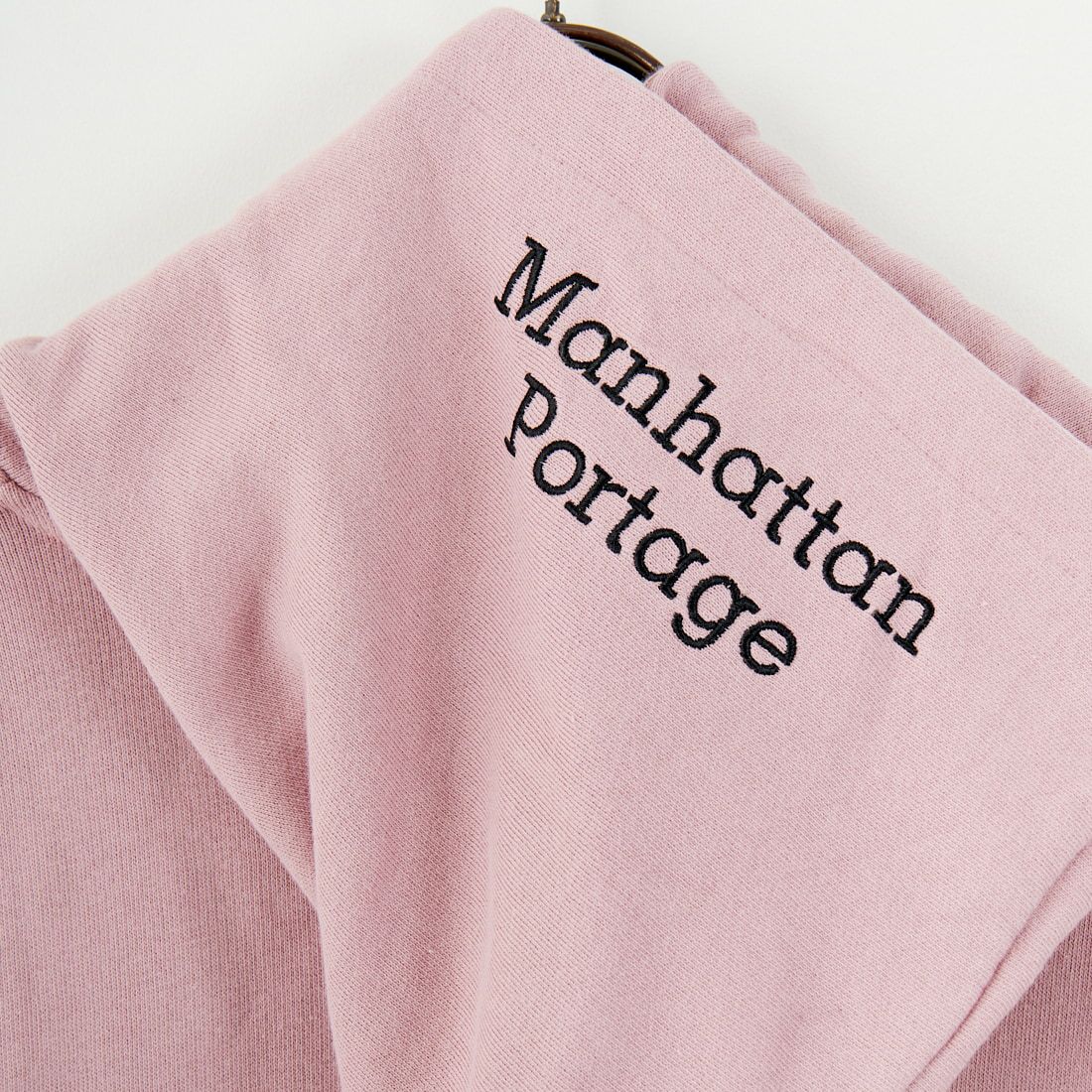 MANHATTAN PORTAGE [マンハッタンポーテージ] 別注 フードロゴ刺繍 スウェットパーカー [25FWMP-IN71-JF] PINK