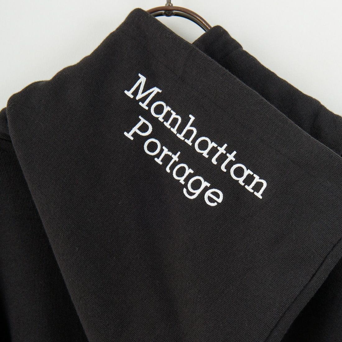 MANHATTAN PORTAGE [マンハッタンポーテージ] 別注 フードロゴ刺繍 スウェットパーカー [25FWMP-IN71-JF] BLACK