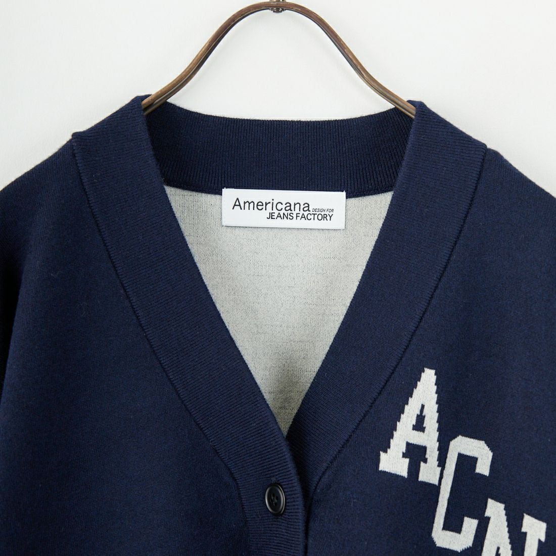 Americana × JEANS FACTORY [アメリカーナ × ジーンズファクトリー] 別注 フロントロゴ ショート丈Vネックカーディガン [ASO-C-004-1-JF] ﾈｲﾋﾞｰ
