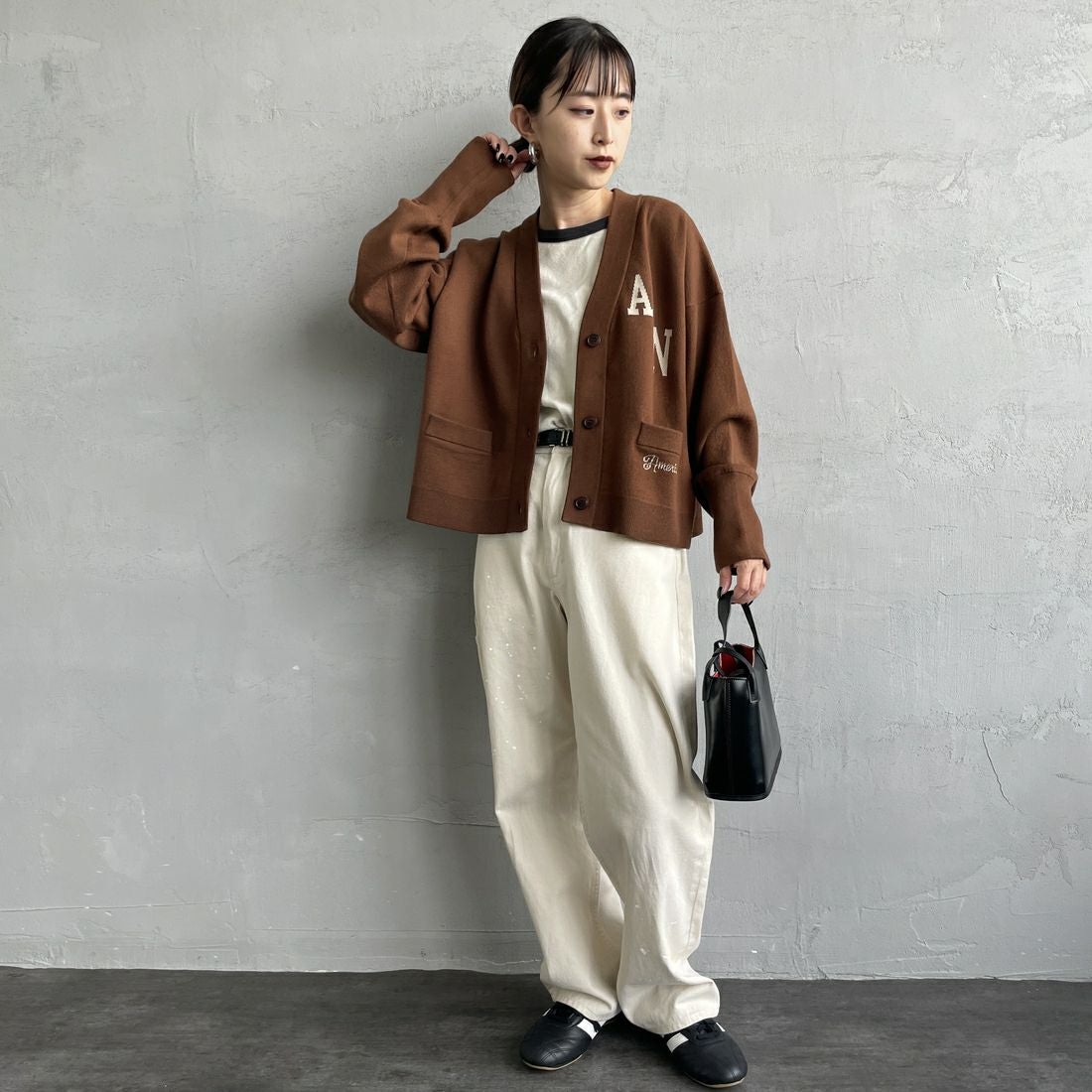 Americana × JEANS FACTORY [アメリカーナ × ジーンズファクトリー] 別注 フロントロゴ ショート丈Vネックカーディガン [ASO-C-004-1-JF] ﾌﾞﾗｳﾝ &&モデル身長：150cm 着用サイズ：ONE SIZE&&