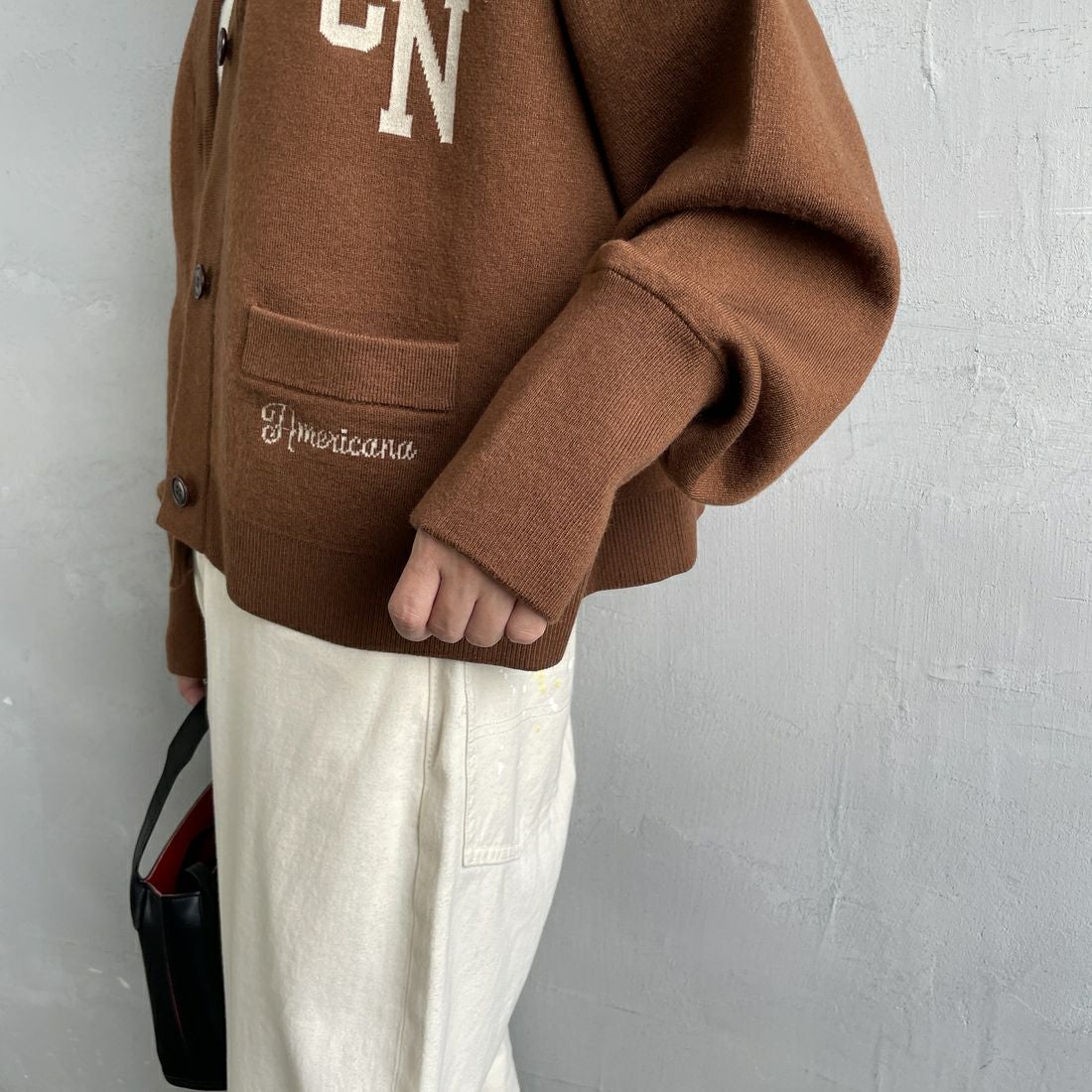 Americana × JEANS FACTORY [アメリカーナ × ジーンズファクトリー] 別注 フロントロゴ ショート丈Vネックカーディガン [ASO-C-004-1-JF] ﾌﾞﾗｳﾝ &&モデル身長：150cm 着用サイズ：ONE SIZE&&